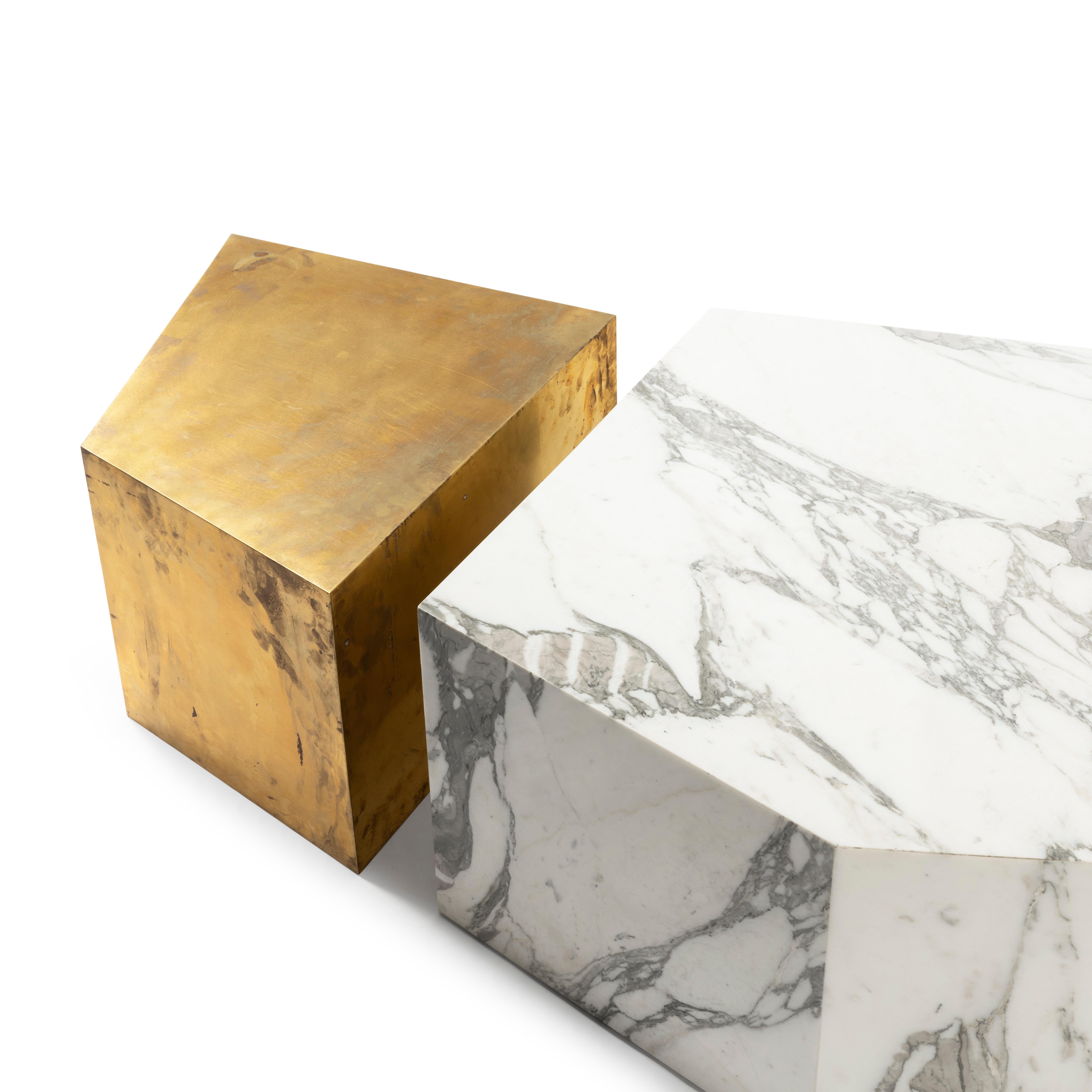 Laiton Table basse Sana, ensemble de 2 tables à facettes en marbre et laiton italien en vente