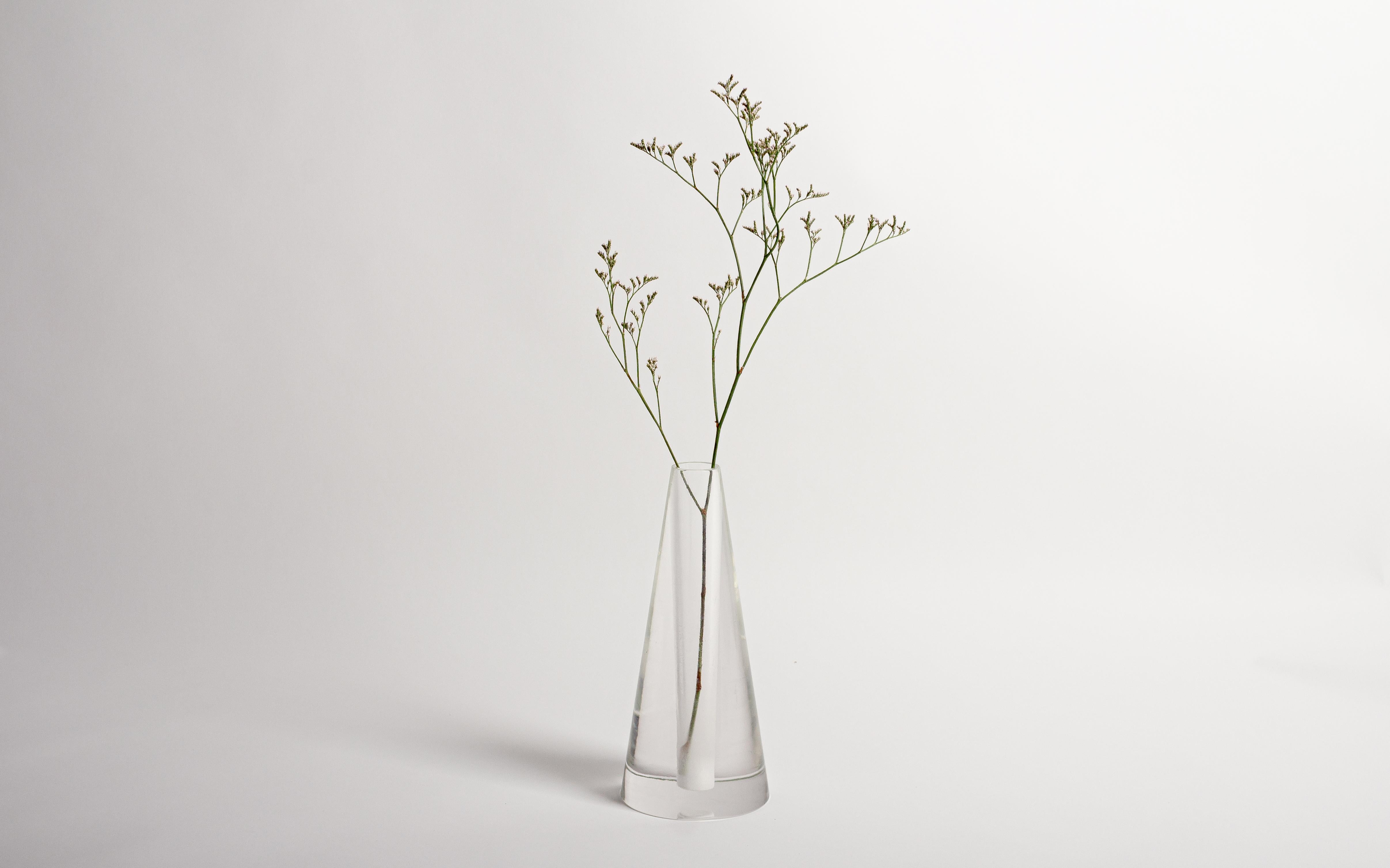 Sana vase small by Tom Fereday
Dimensions: D 10 x H 20 cm
Materials: Solid Cast Quartz Glass
Also available in clear frosted.

The SANA collection is the first ever home wares collection developed by designer Tom Fereday and was conducted from