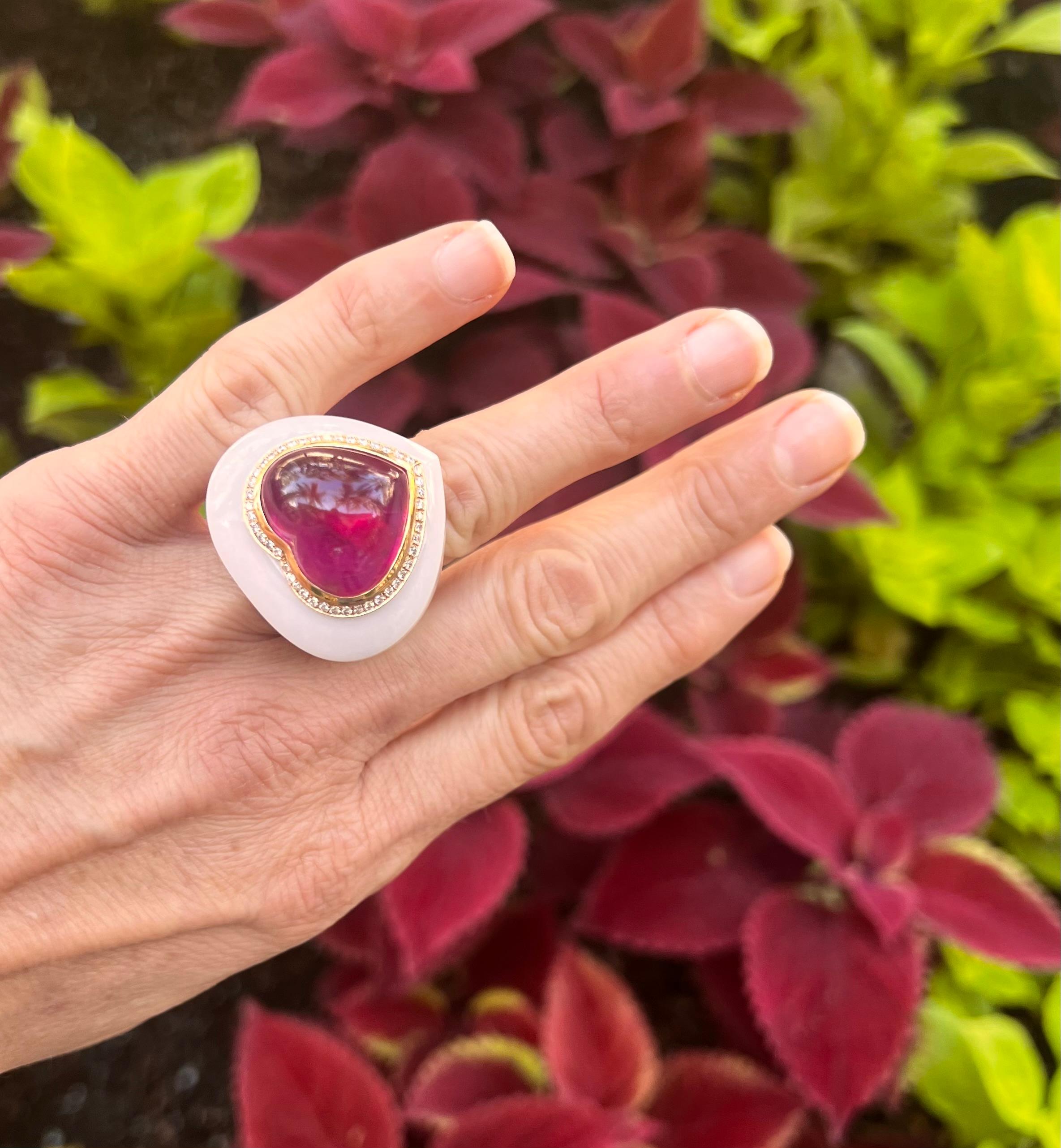 Cocktail ring in 18k rose gold, centering a large cabochon heart-shaped rubellite framed by small round-cut diamonds and set in carved white agate. The heart shape rubellite weighs approximately 27 carats. Forty-six round brilliant cut diamonds