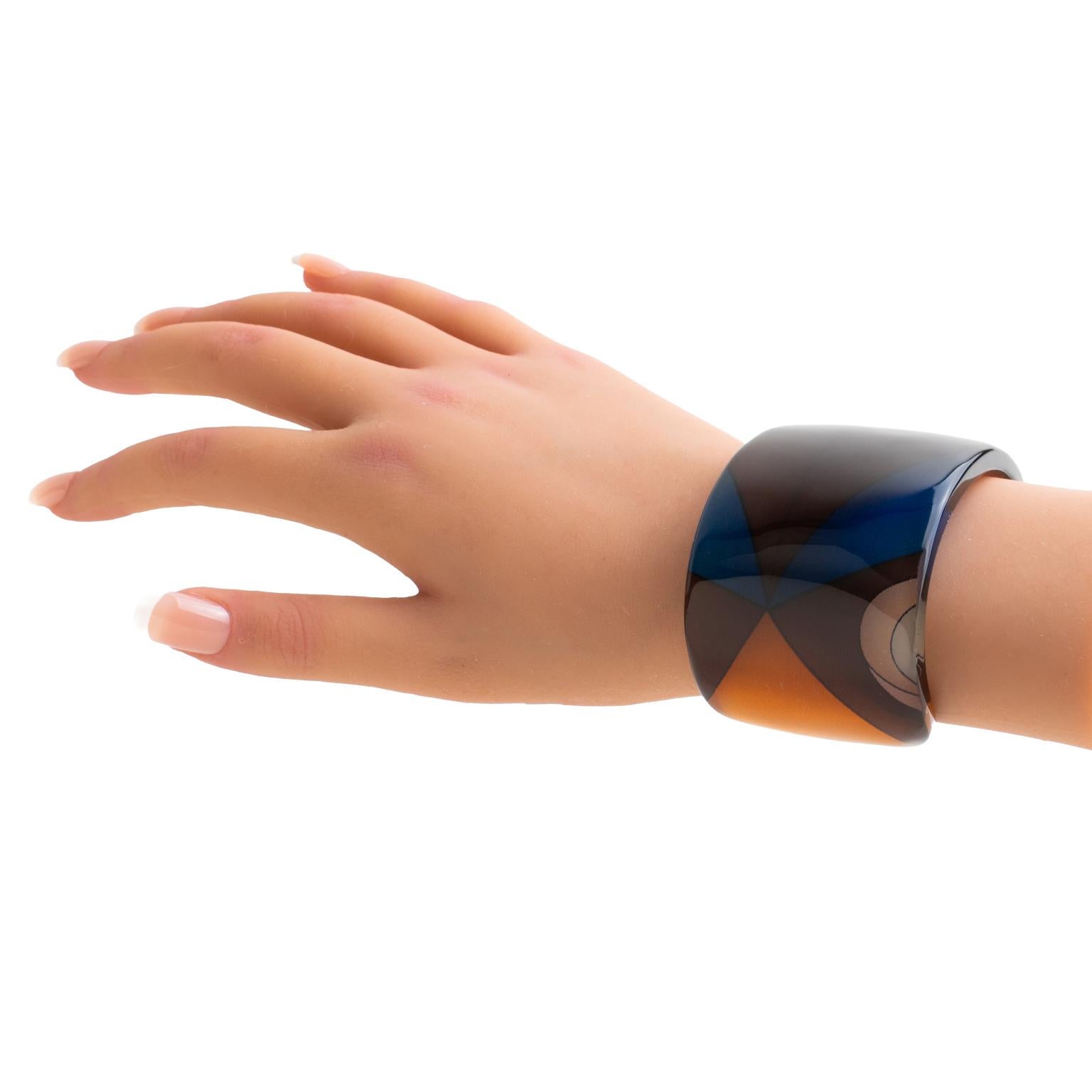 Sanalitro Milano - Bracelet manchette en résine acrylique avec écharpe en soie géométrique en vente 6