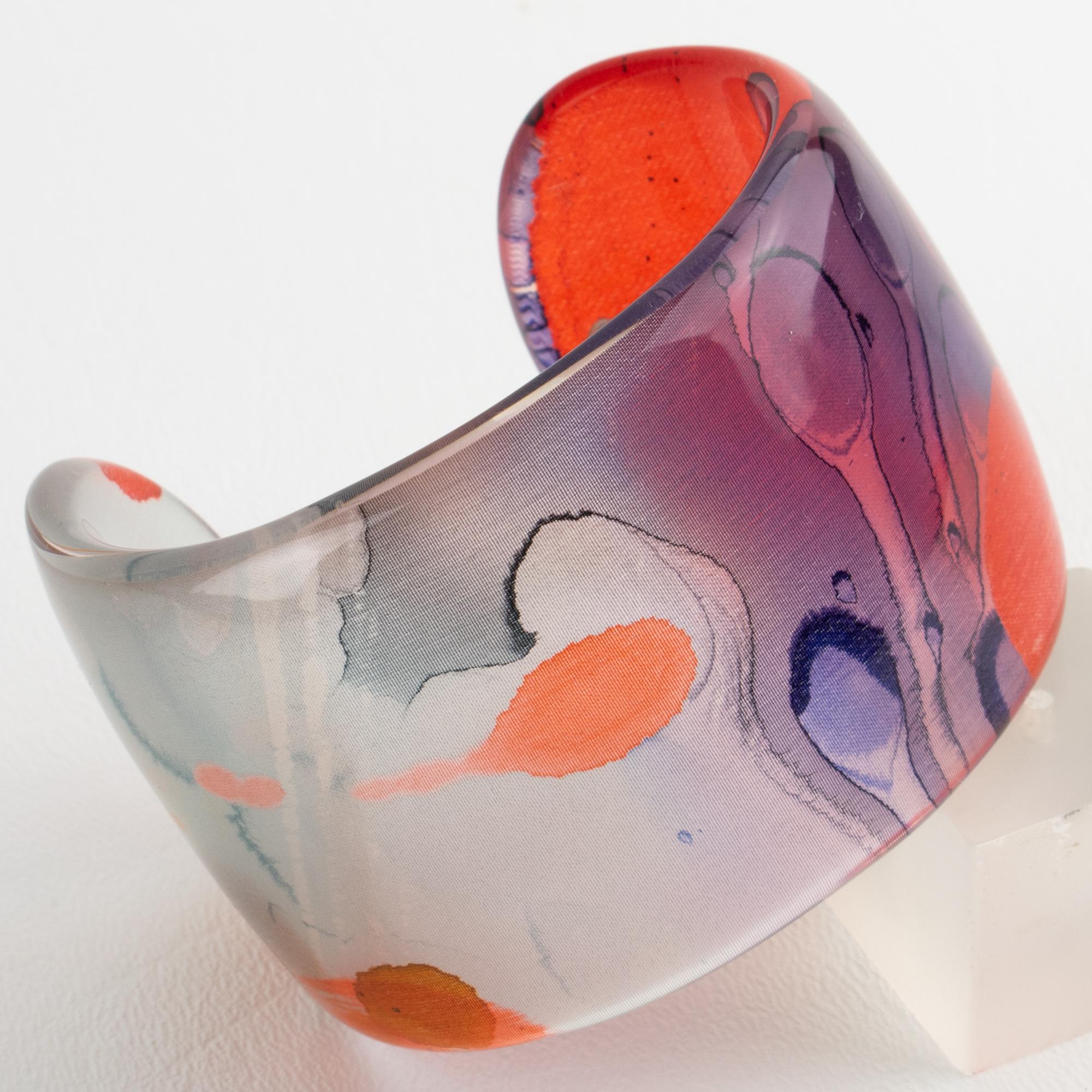 Bracciale in lucite Sanalitro Milano - Collection'S, 1991
Disegnato dal famoso artista italiano Massimo Sanalitro, questo splendido bracciale è un pezzo forte della sua Collection'S, uscita nel 1991.
Realizzato in lucite o acrilico trasparente, il