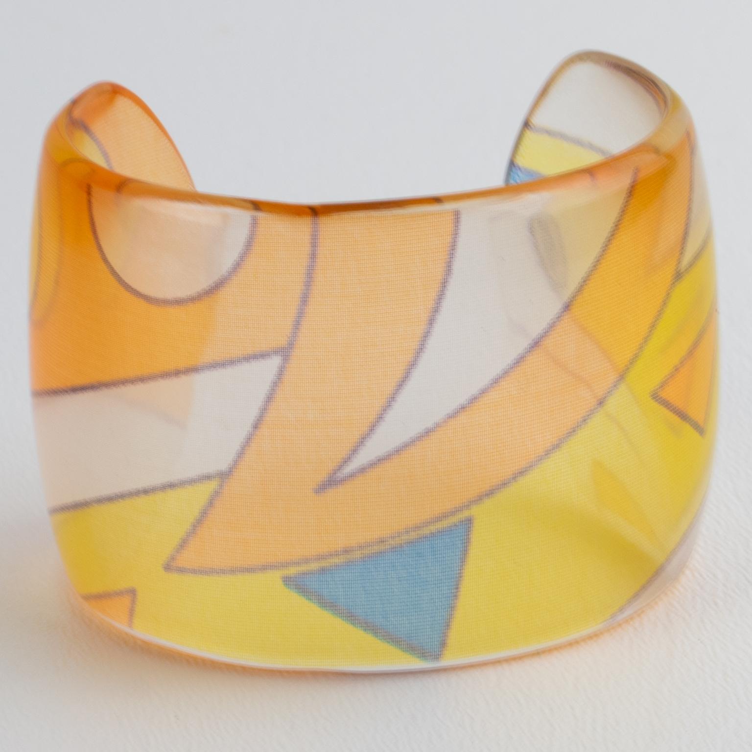 Moderno Bracciale Bangle in resina acrilica Sanalitro Milano con sciarpa di seta pastello in vendita