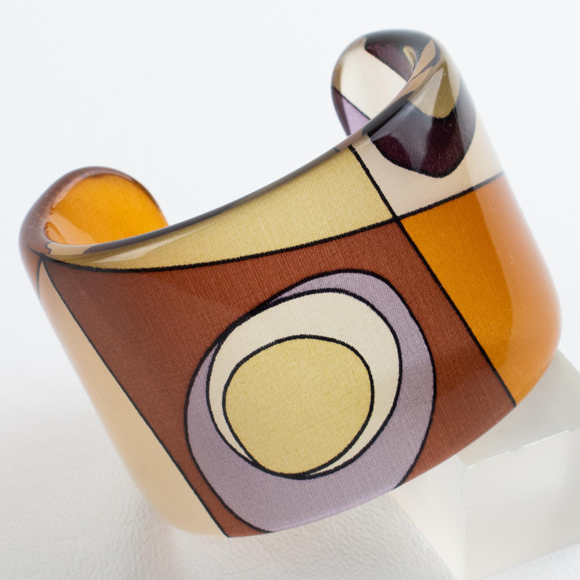 Bracciale in lucite Sanalitro Milano - Collection'S, 1991
Disegnato dal famoso artista italiano Massimo Sanalitro, questo splendido bracciale è un pezzo forte della sua Collection'S, uscita nel 1991.
Realizzato in lucite trasparente, il braccialetto