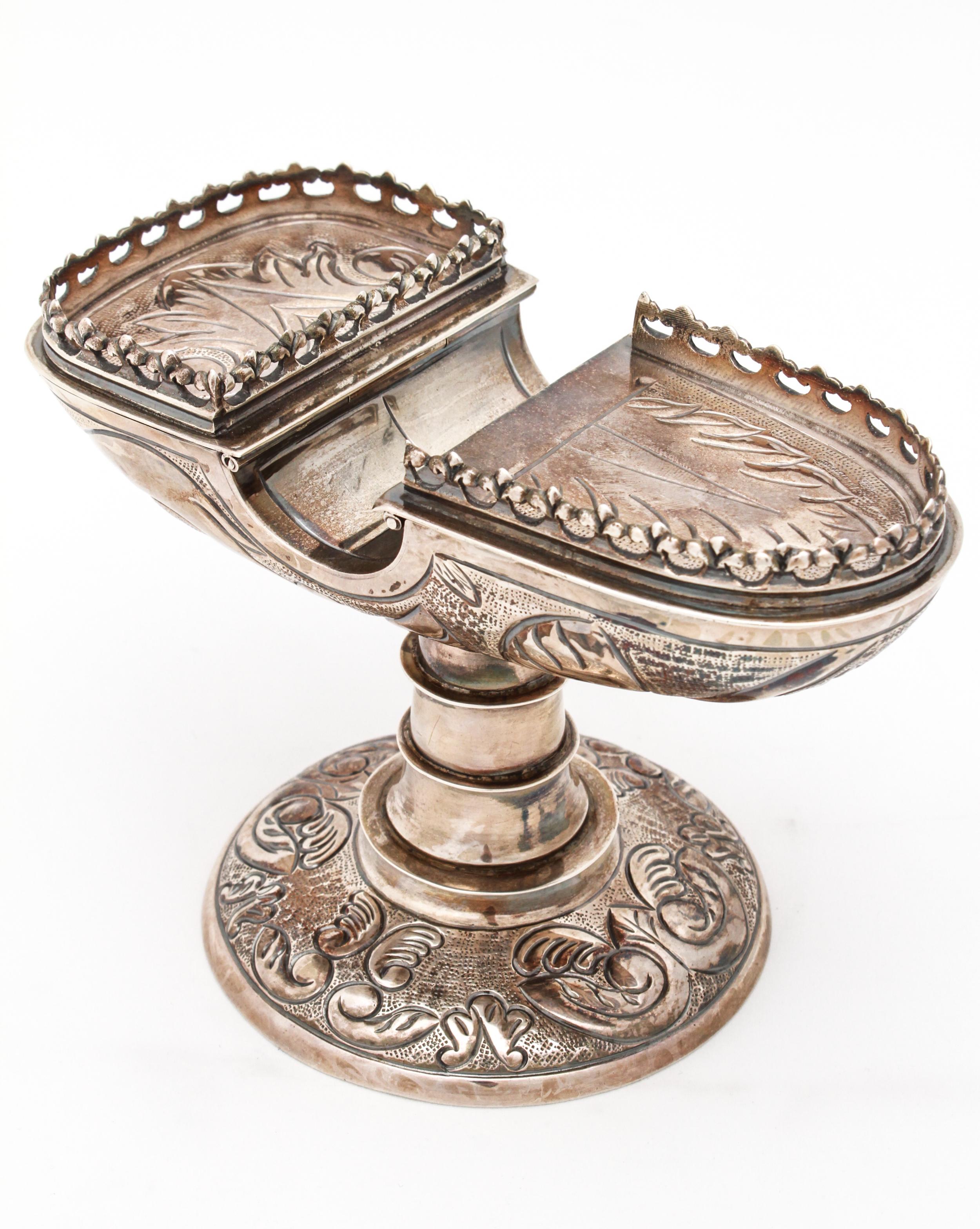 Sanborns Mexican Baroque style hammered salt and pepper cellar with incised decorative motif, in the shape of a carrack ship, designed by Walter and Frank Sanborn in Mexico City in the early 20th century.
Separated wells for salt and pepper on