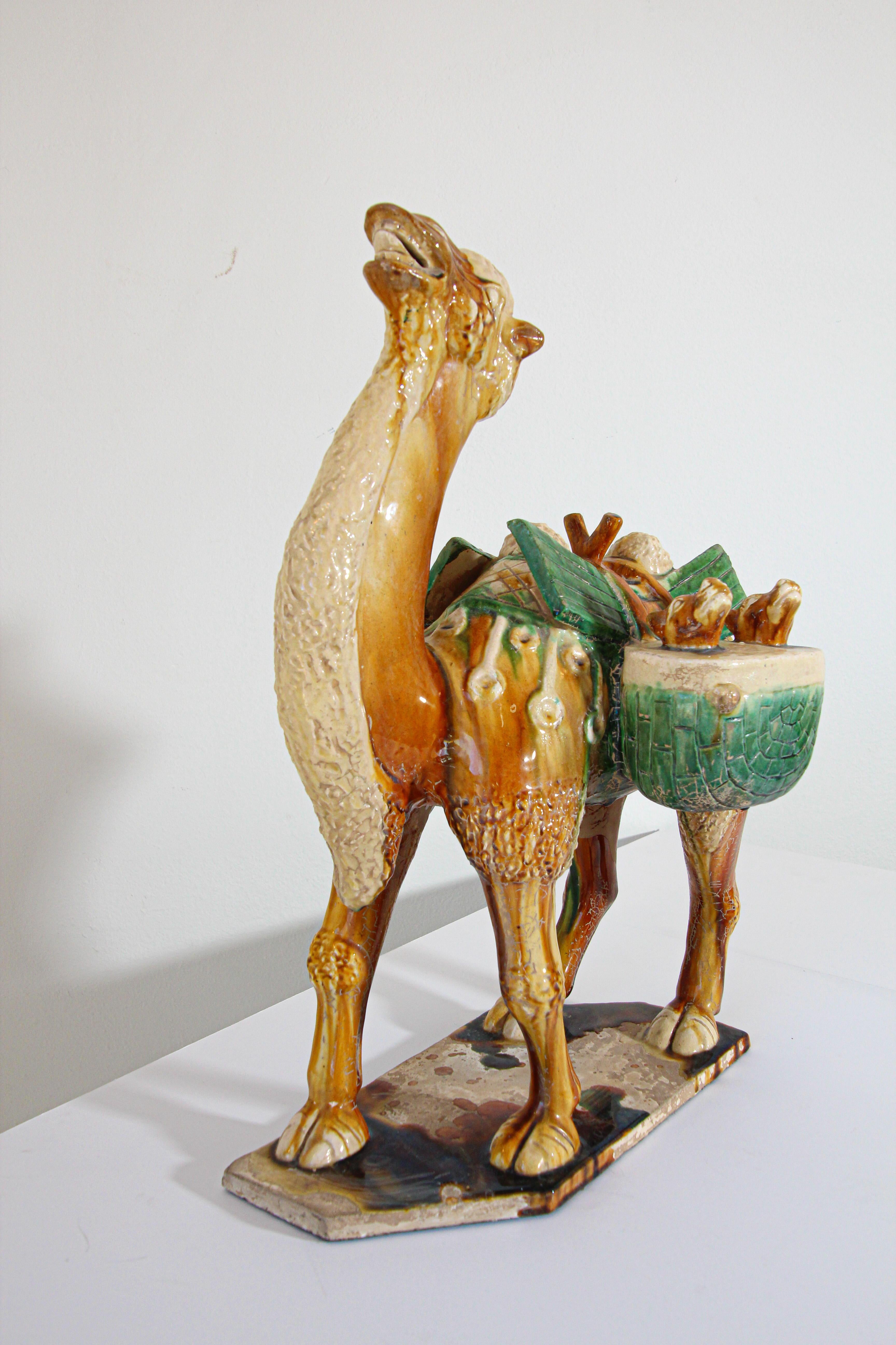 Chinois SanCai Figure émaillée d'un chameau Style chinois de la Dynasty Tang en vente