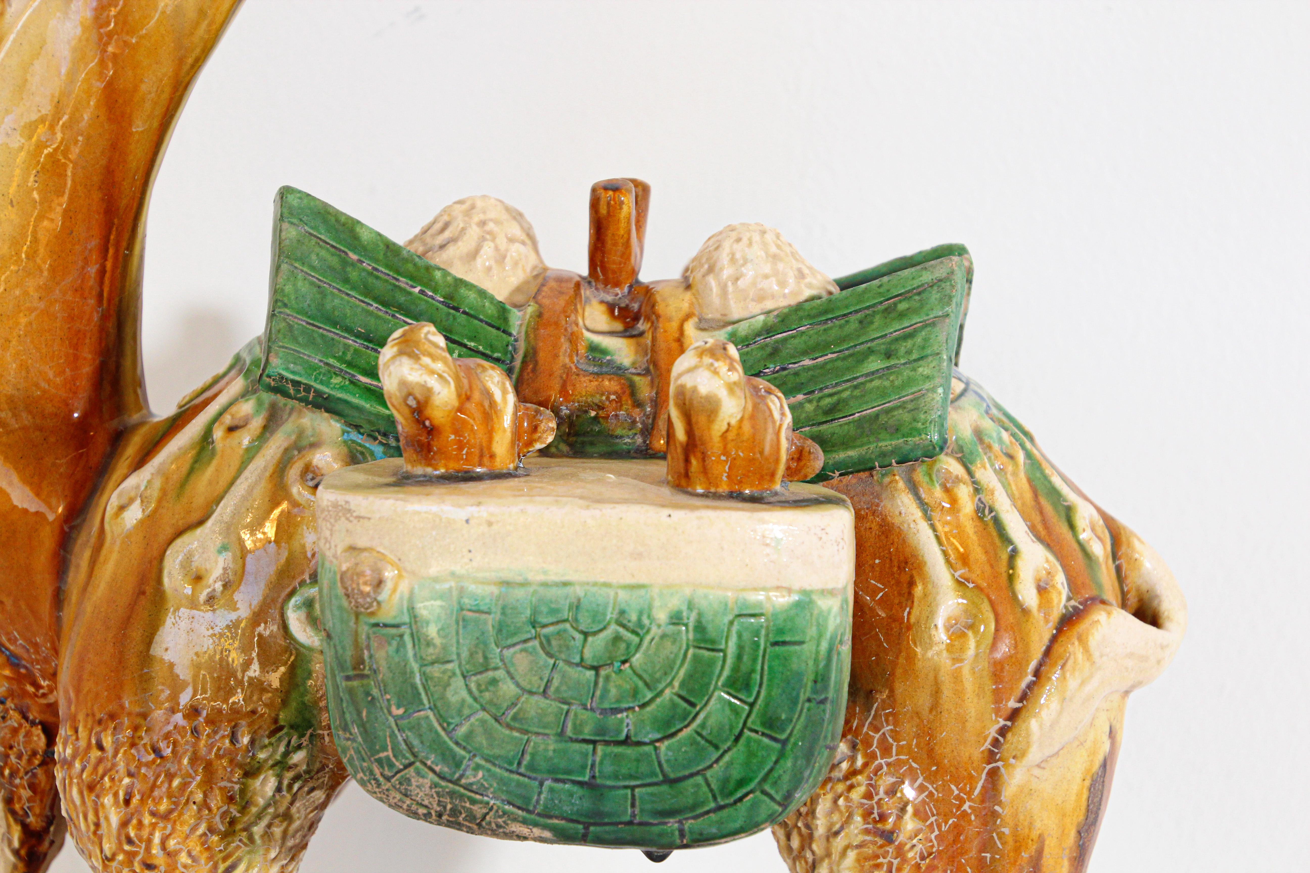 Milieu du XXe siècle SanCai Figure émaillée d'un chameau Style chinois de la Dynasty Tang en vente