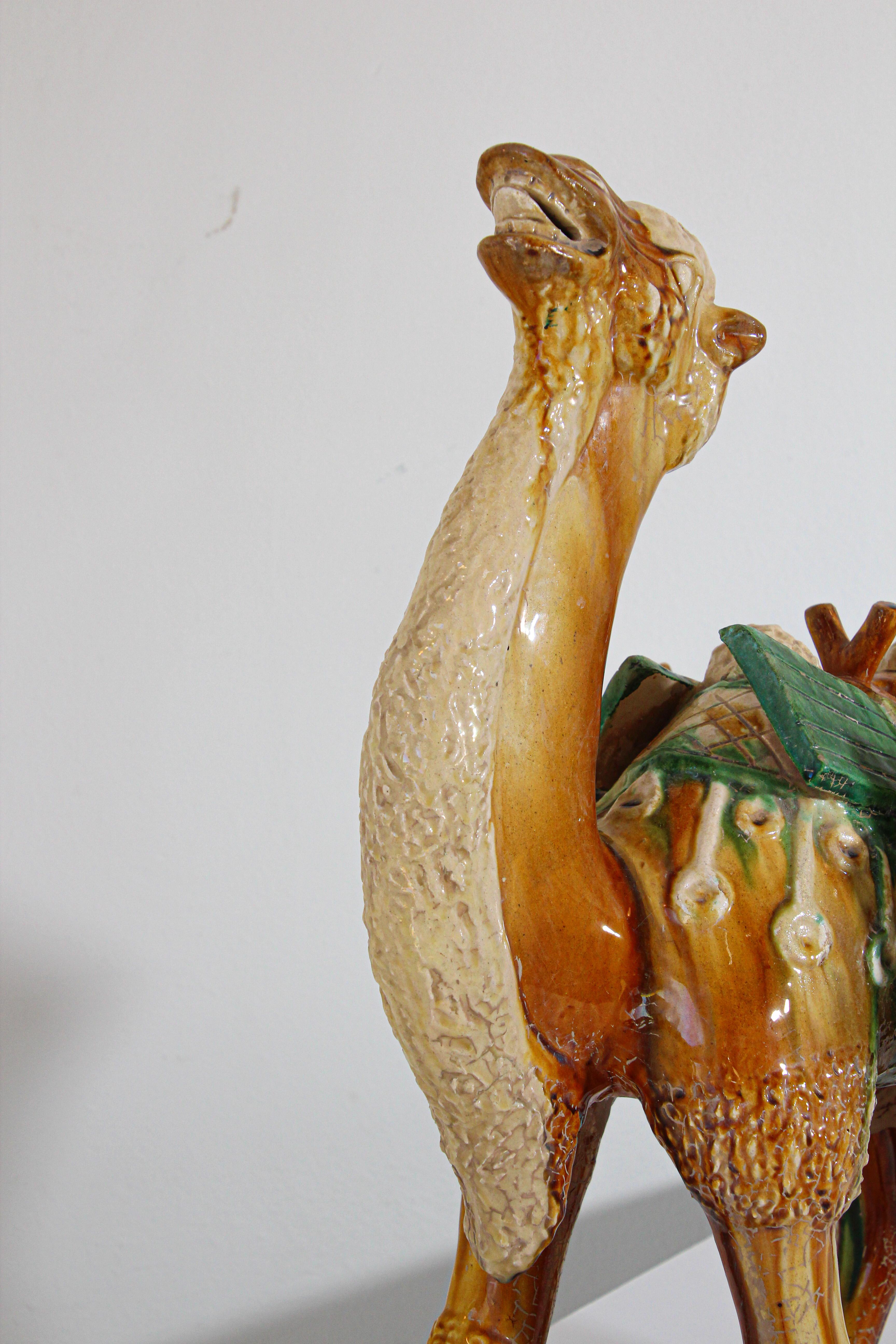 Poteries SanCai Figure émaillée d'un chameau Style chinois de la Dynasty Tang en vente