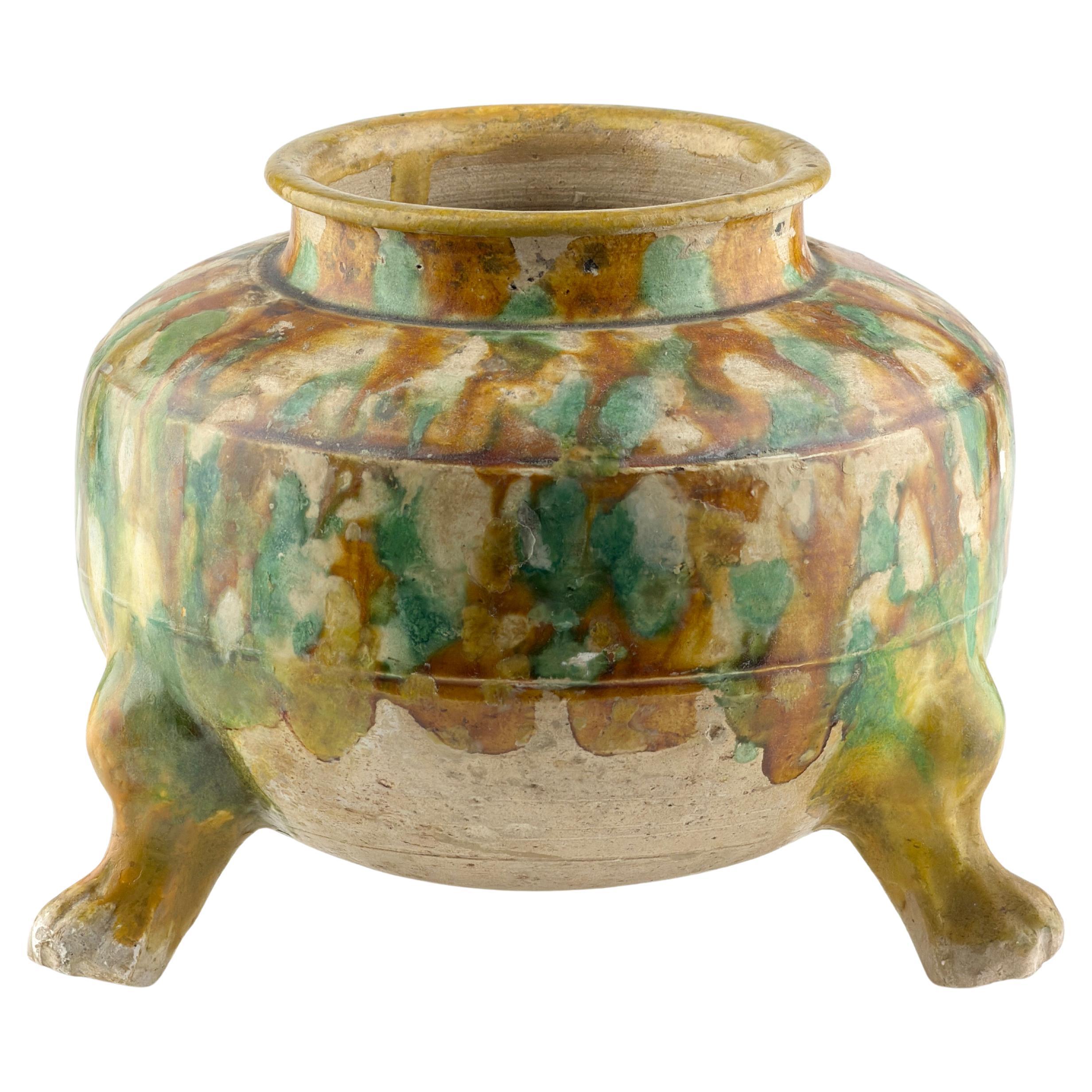 Dreibeiniges Keramikgefäß mit Sancai-Glasur, Tang Dynasty