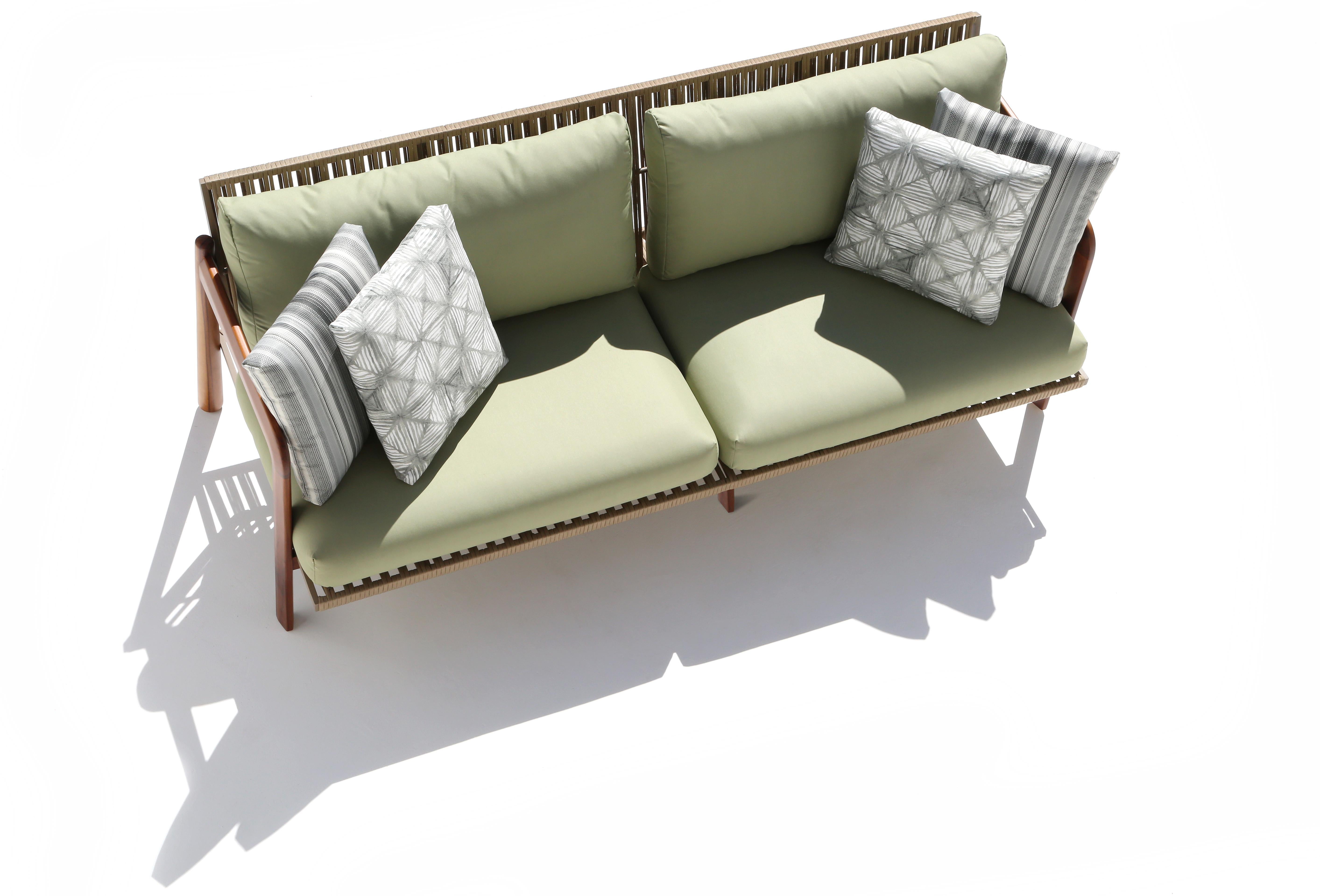Classic and sophisticated design, by the mix of the materials.
The Sancho Couch can be used in both indoor and outdoor areas.
Its structure is produced in natural naval teak wood (brazilian reforested wood). The aluminum have a special revolver with