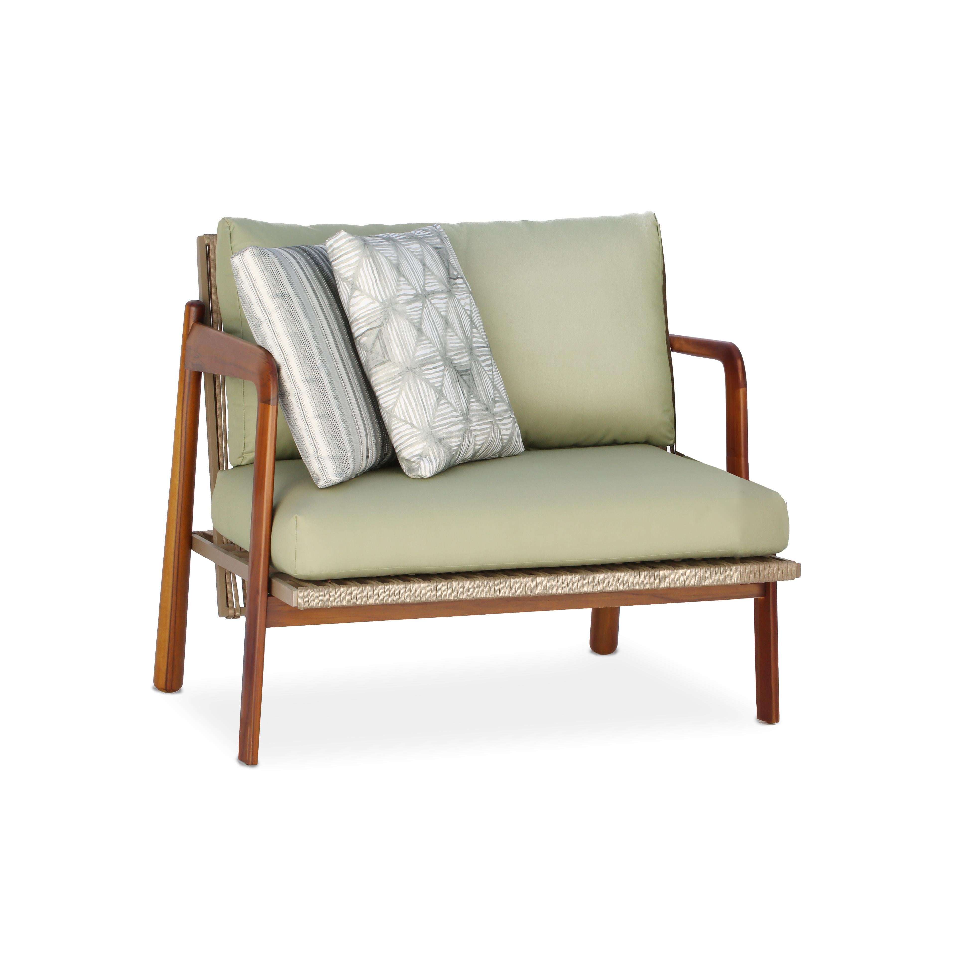 Design/One classique et sophistiqué, par le mélange des matériaux.
Le fauteuil Sancho peut être utilisé aussi bien à l'intérieur qu'à l'extérieur.
Sa structure est réalisée en teck naval naturel (bois brésilien reboisé). L'aluminium a un revolver