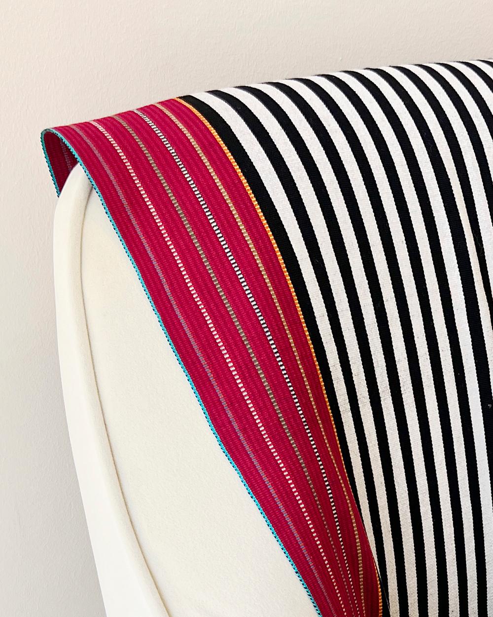 Tessuto a mano Lenzuolo di cotone Sancri - Coperta messicana fatta a mano in bianco, nero e magenta in vendita