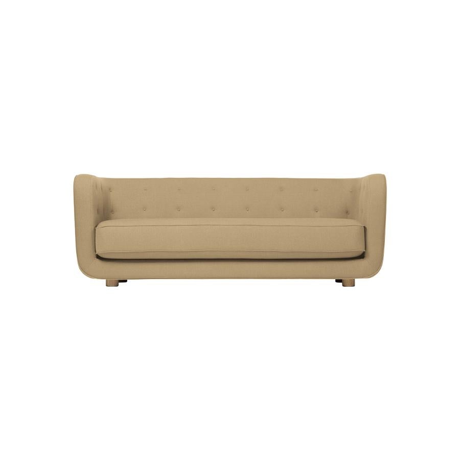 Sand and smoked Oak Raf Simons Vidar 3 Vilhelm sofa by Lassen
Dimensions : L 217 x P 88 x H 80 cm 
Matériaux : Textile, Chêne.

Vilhelm est un magnifique canapé 3 places rembourré, conçu par Flemming Lassen en 1935. Un canapé doit être capable