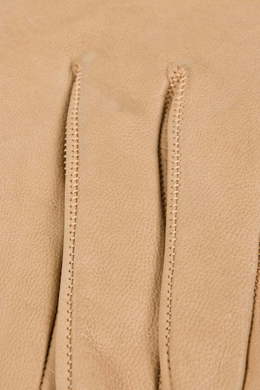 Sand Beige Smooth Kid Leather Gloves with Perforation Detailing, 1960s In Excellent Condition For Sale In Munich, DE