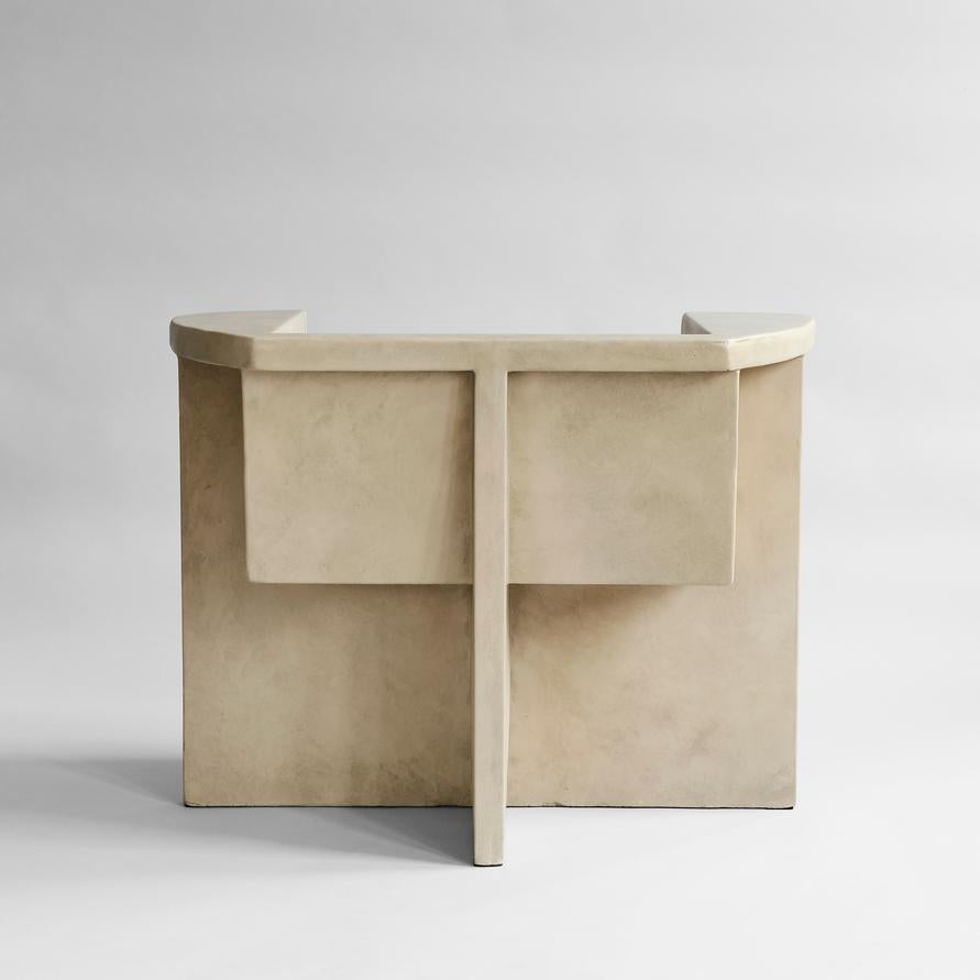 Sand Brutus lounge chair von 101 Copenhagen
Entworfen von Kristian Sofus Hansen & Tommy Hyldahl
Abmessungen: L 91 / B 61 / H 61 CM
Sitzhöhe: 38 CM / Sitztiefe: 48 CM
Höhe der Rückenlehne: 28 CM
Materialien: Faserbeton

Das Sesselkissen Brutus