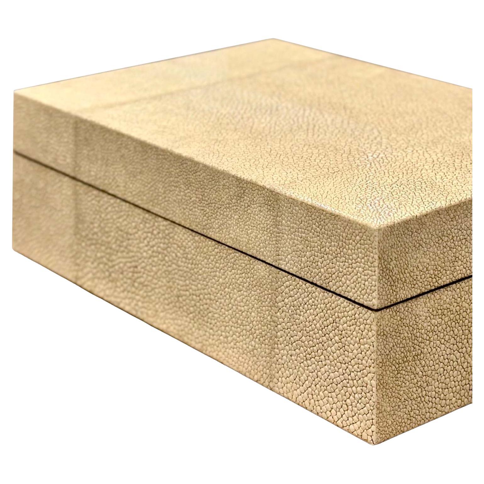 Elegant, exotisch und unverkennbar raffiniert - Zirbenholz bezaubert seit langem Menschen mit einem anspruchsvollen Blick für Luxus. Dieses reich strukturierte MATERIAL, das aus Rochenhaut gewonnen wird, tauchte erstmals im Japan des 13.