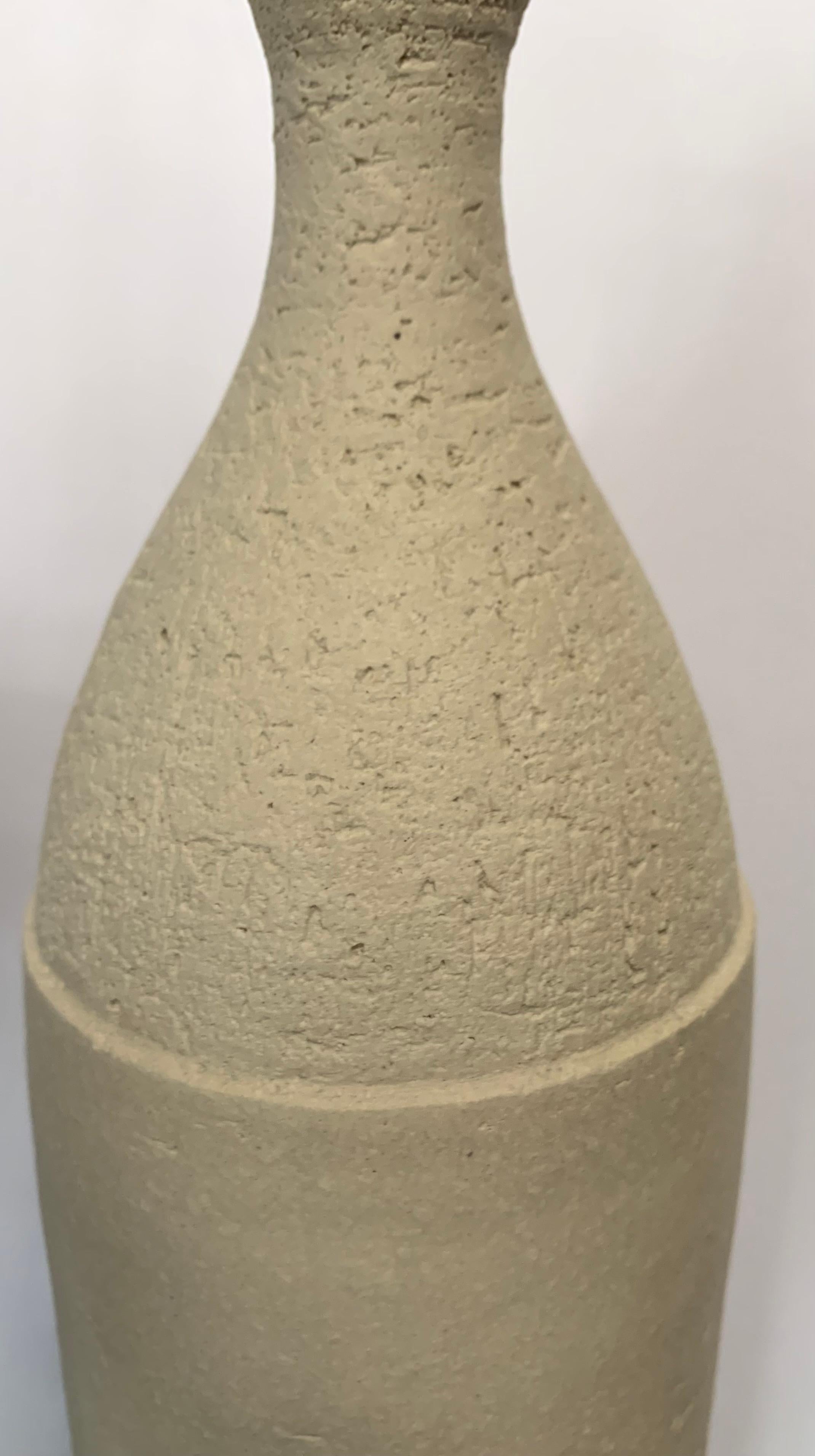 Sandfarbenes Steingut Vase mit glattem Boden und strukturierter Oberfläche, Deutschland, Contemporary (21. Jahrhundert und zeitgenössisch) im Angebot