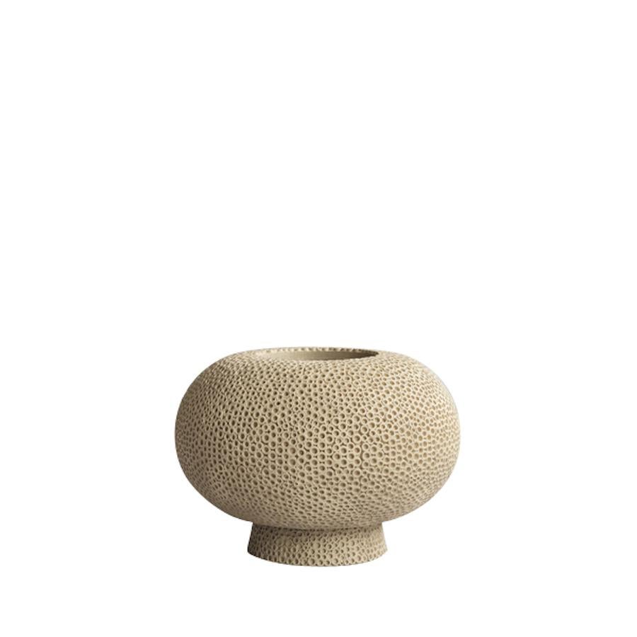 Vase rond texturé au design danois contemporain.
Couleur sable.
Surface de petites ouvertures rondes décoratives.