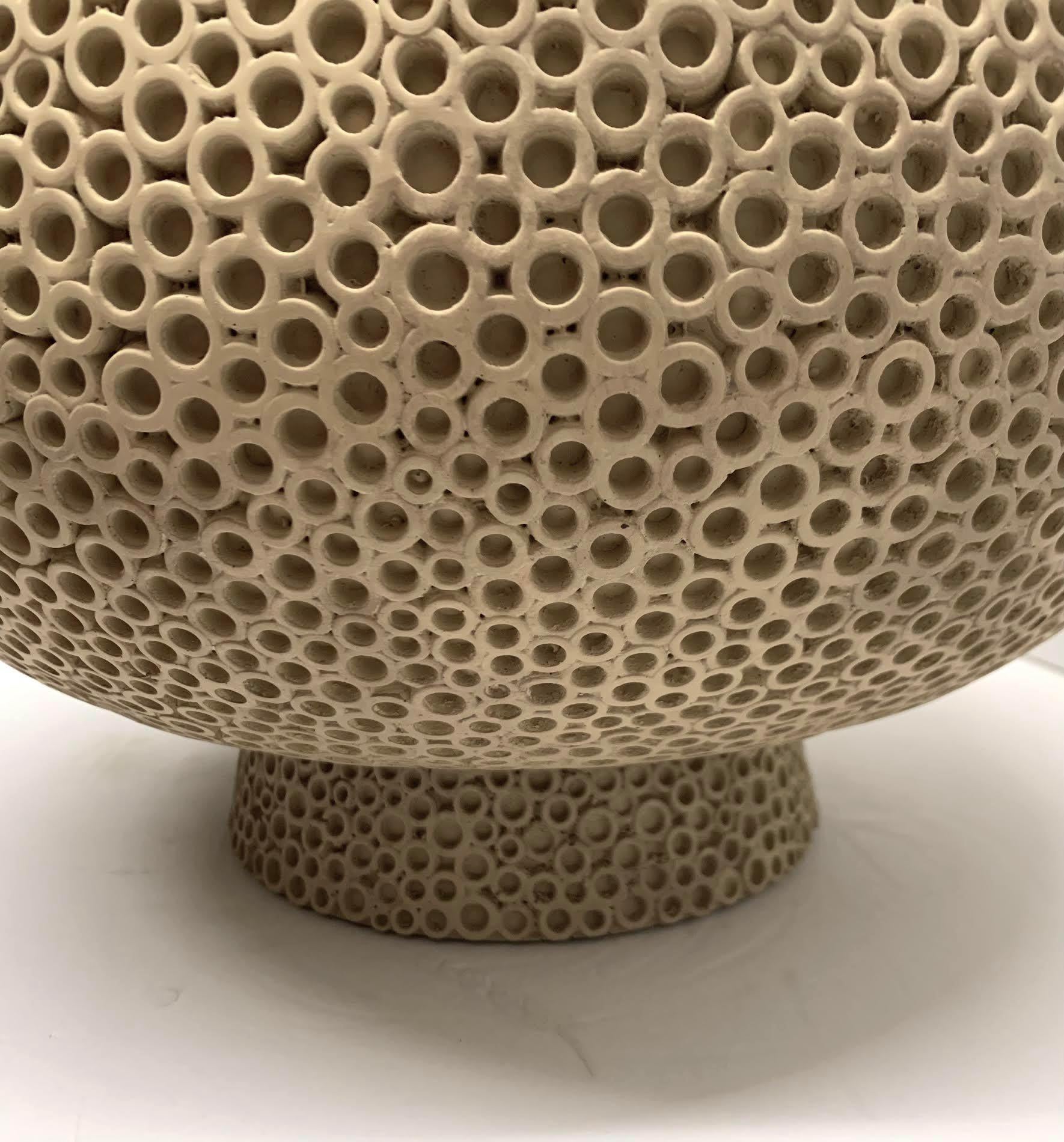 Chinois Vase rond au design danois texturé couleur sable, Chine, contemporain en vente