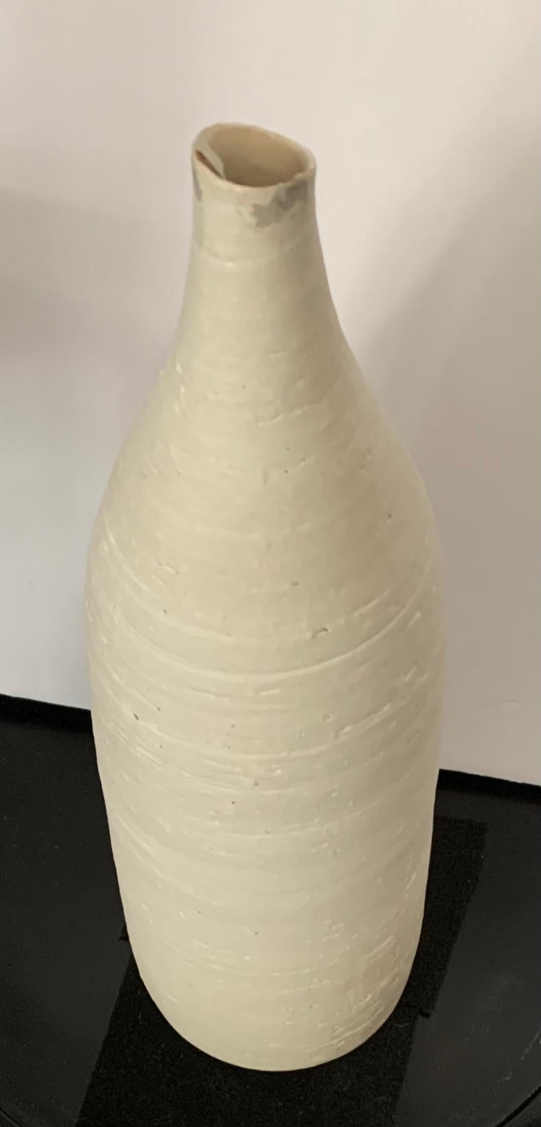 Sandfarbenes strukturiertes Steingut Kleine Vase mit Lippenöffnung, Deutschland, Contemporary im Zustand „Neu“ im Angebot in New York, NY