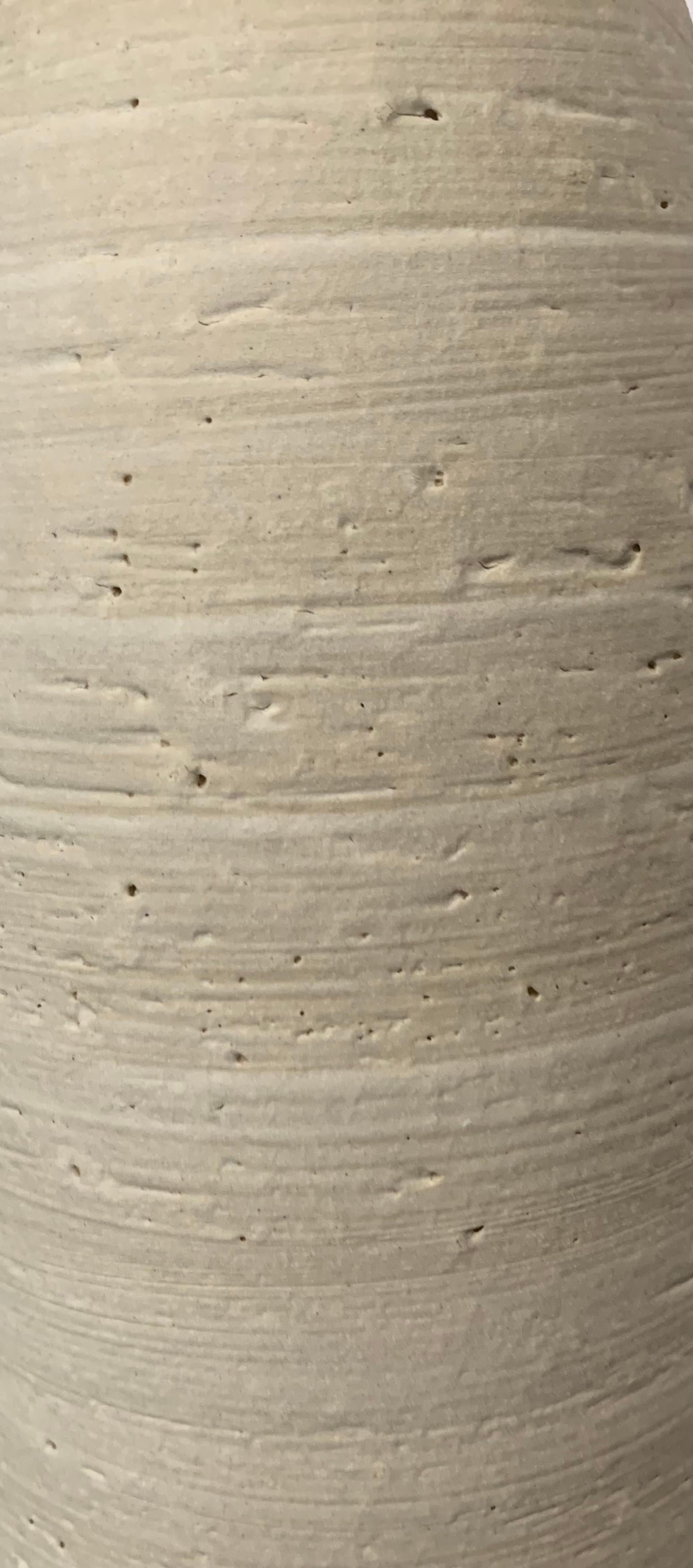 Sandfarbenes strukturiertes Steingut Kleine Vase mit Lippenöffnung, Deutschland, Contemporary (21. Jahrhundert und zeitgenössisch) im Angebot