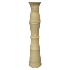 Vase en grès fin à motif de vertèbres couleur sable, Allemagne, Contemporain