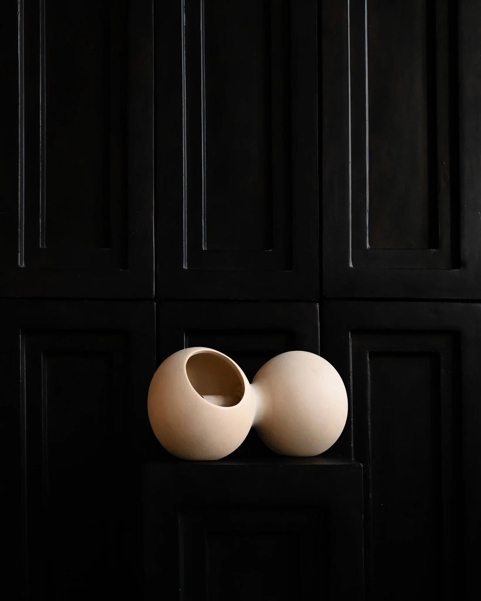 Sand-Coloured Ceramic Wall Lamp, Contemporary work. For Sale 1