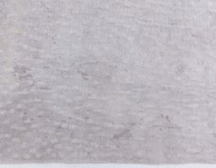 „Sand Dunes“ – moderner, abstrakter, hellgrauer Seidenteppich von Doris Leslie Blau