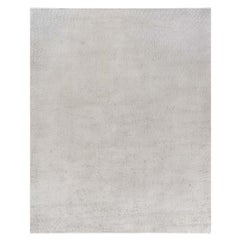 „Sand Dunes“ – moderner, abstrakter, hellgrauer Seidenteppich von Doris Leslie Blau
