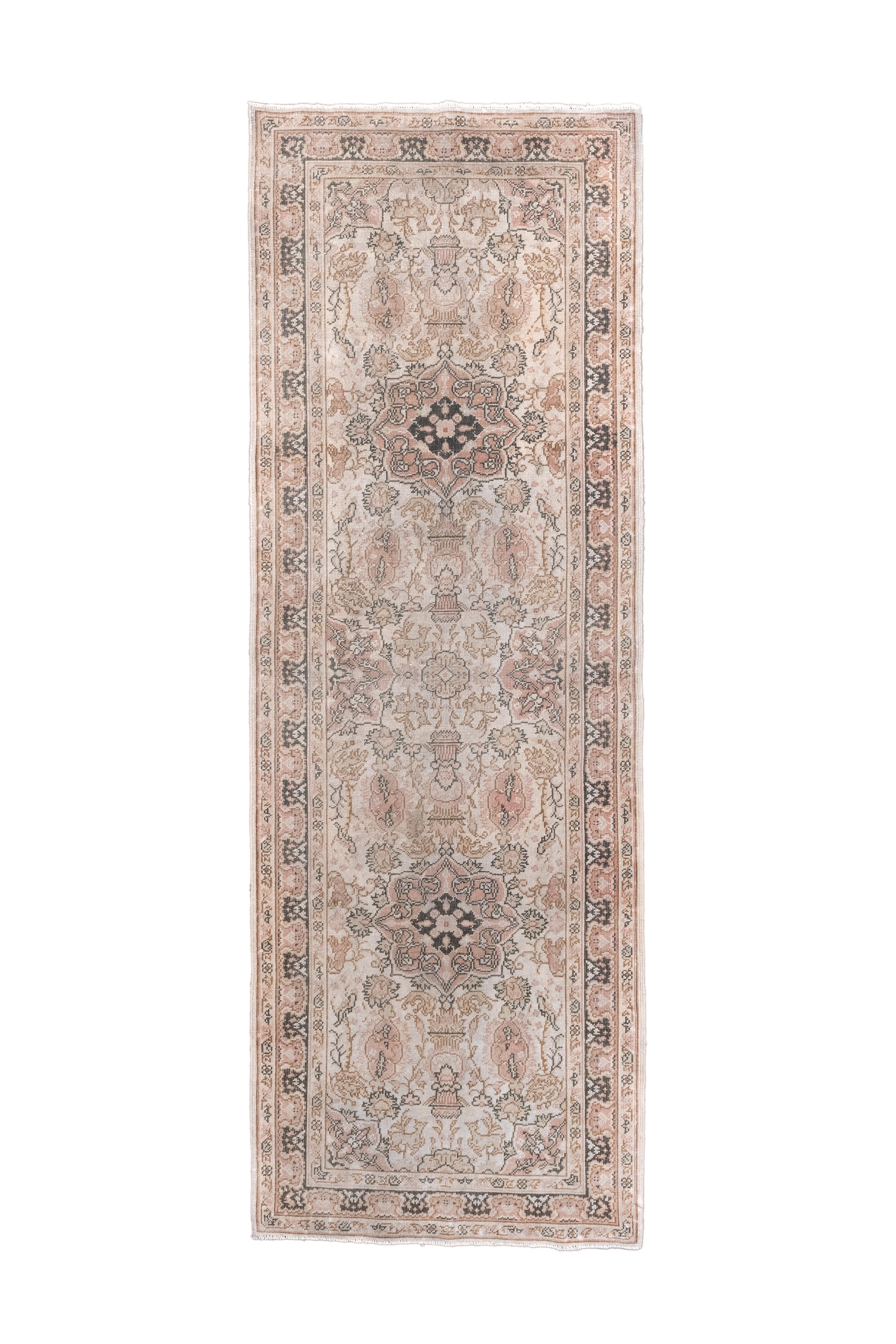 Deux octogrammes avec des palmettes rayonnant à l'intérieur sont bien espacés sur le champ de sable, recouvrant un motif de vignobles, de cartouches, de vases, de palmettes et de rosettes. Quarts de médaillon d'angle. Bordure principale écrue avec