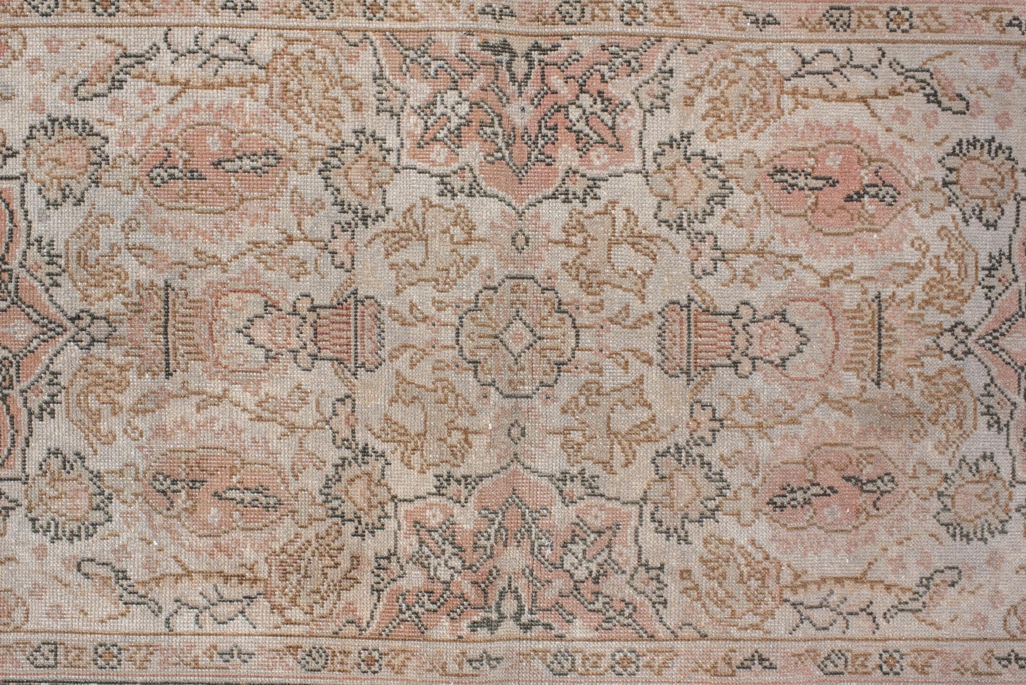 Noué à la main Field antique de Tabriz avec motif de palmettes en vente