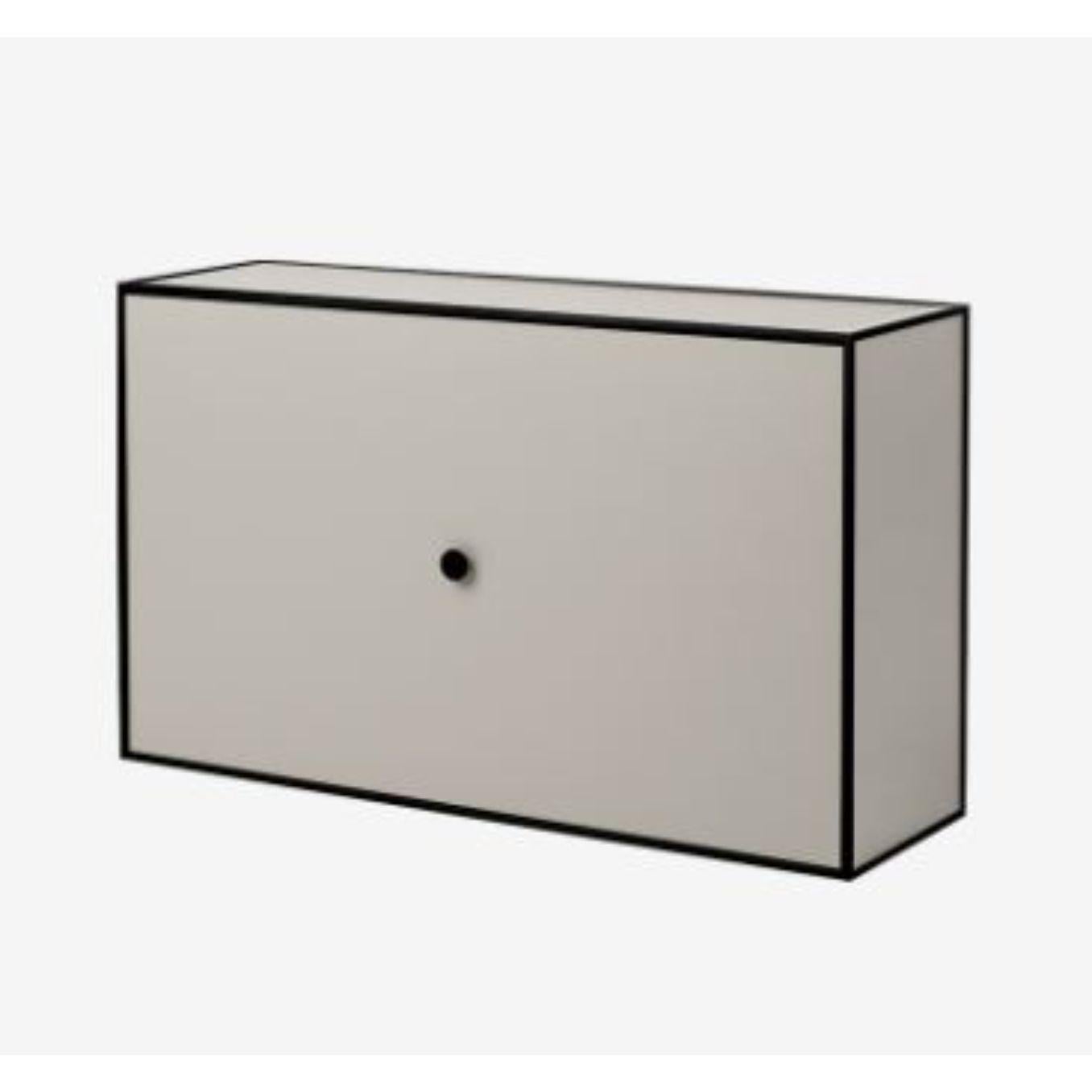 Sand frame shoe cabinet by Lassen
Dimensions: D 70 x W 21 x H 42 cm 
Materials: finér, melamin, melamine, metal, veneer
Also available in different colours and dimensions.
Weight: 20 Kg

By Lassen is a Danish design brand focused on iconic