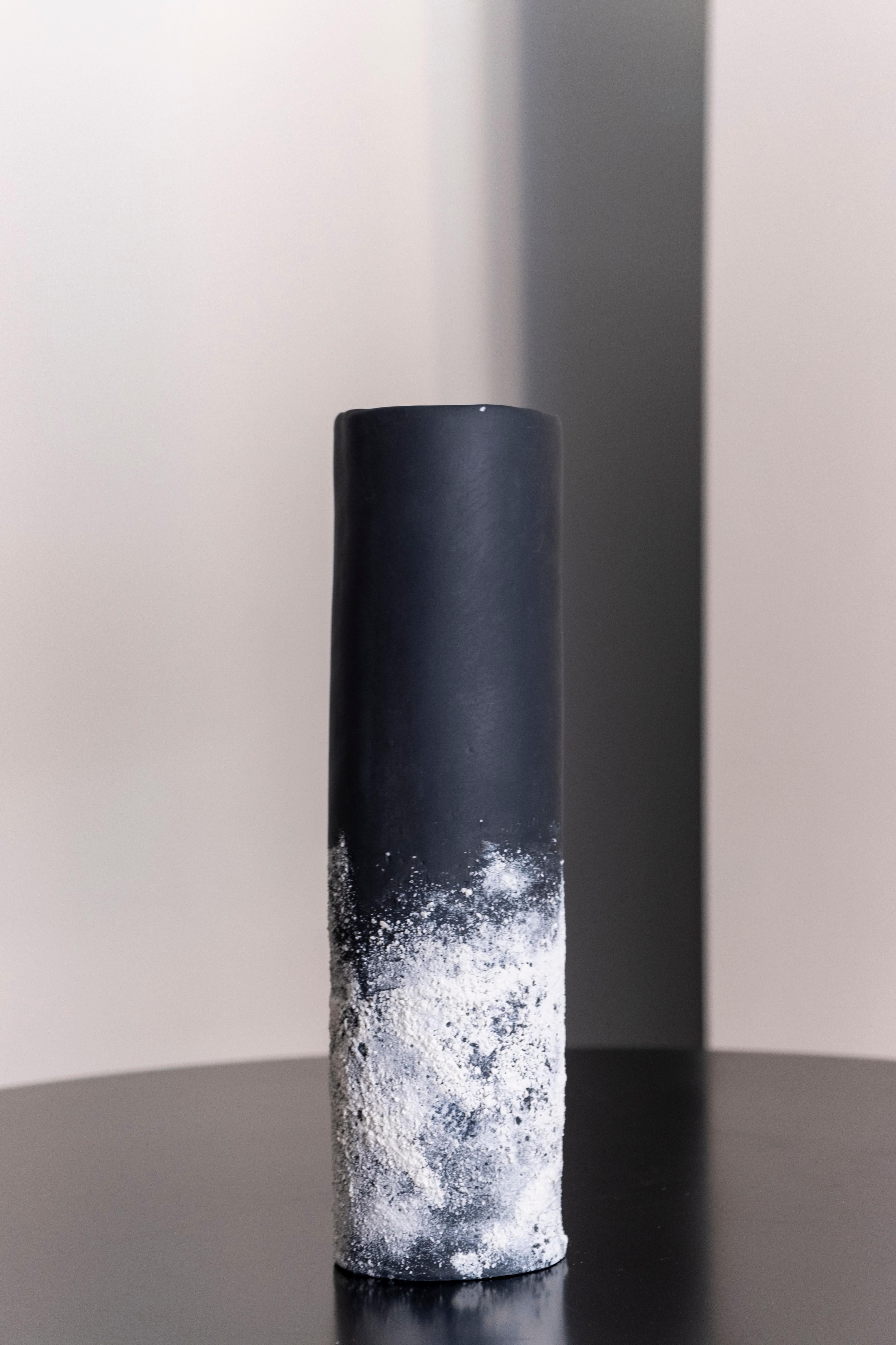 Grand vase en sable de Biancodichina
Dimensions : 9,5 x H 35 cm : 9,5 x H 35cm. 
MATERIAL : Porcelaine de Limoges, pigment, glaçure. 

Technique : Technique de construction des dalles. L'effet 