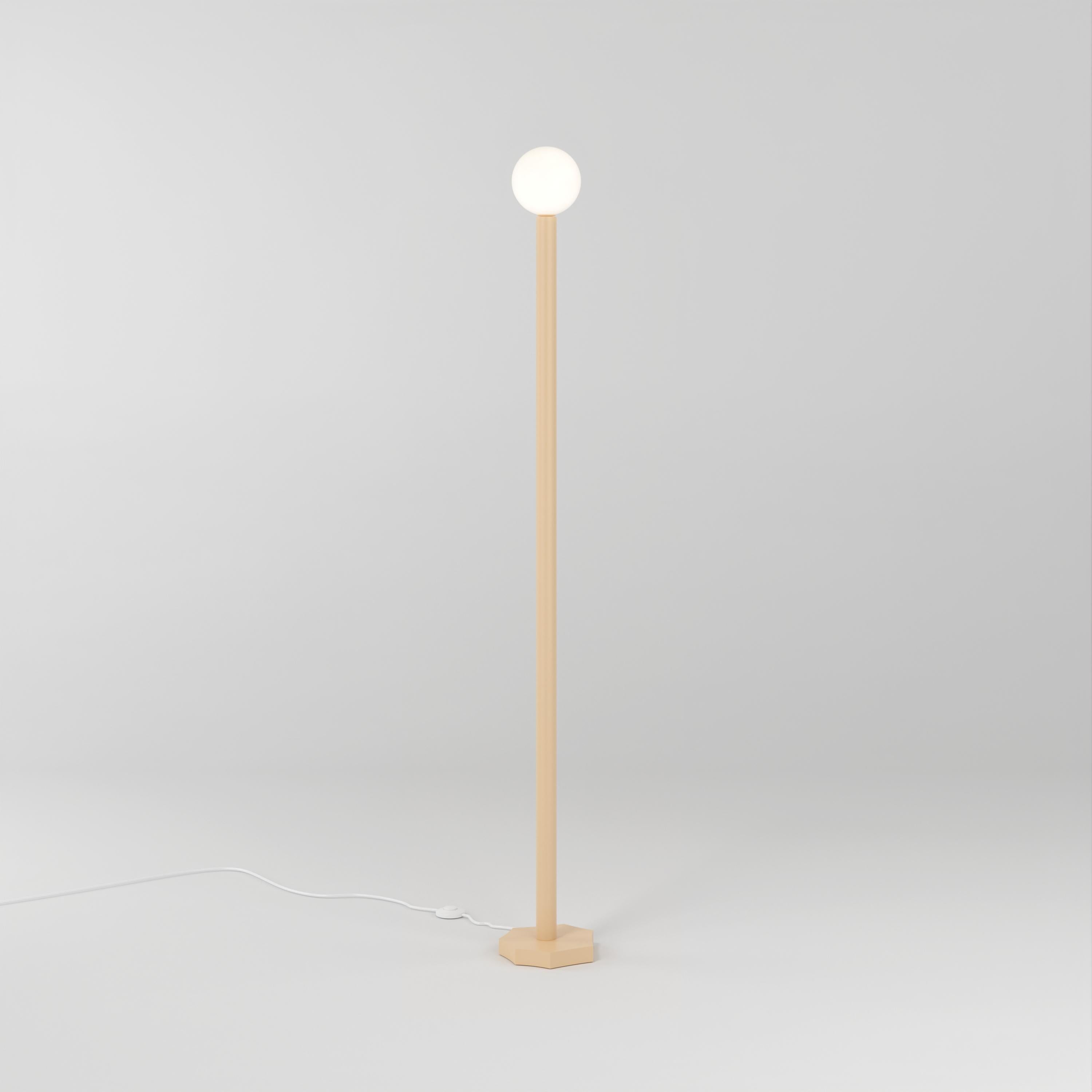 Lámpara de pie cortada con contornos de arena de Atelier Areti
Dimensiones: P 20,4 x A 156,7 cm.
Materiales: Metal con recubrimiento en polvo, cristal blanco.

Disponible en base cilíndrica cortada, base de forma libre o base de forma