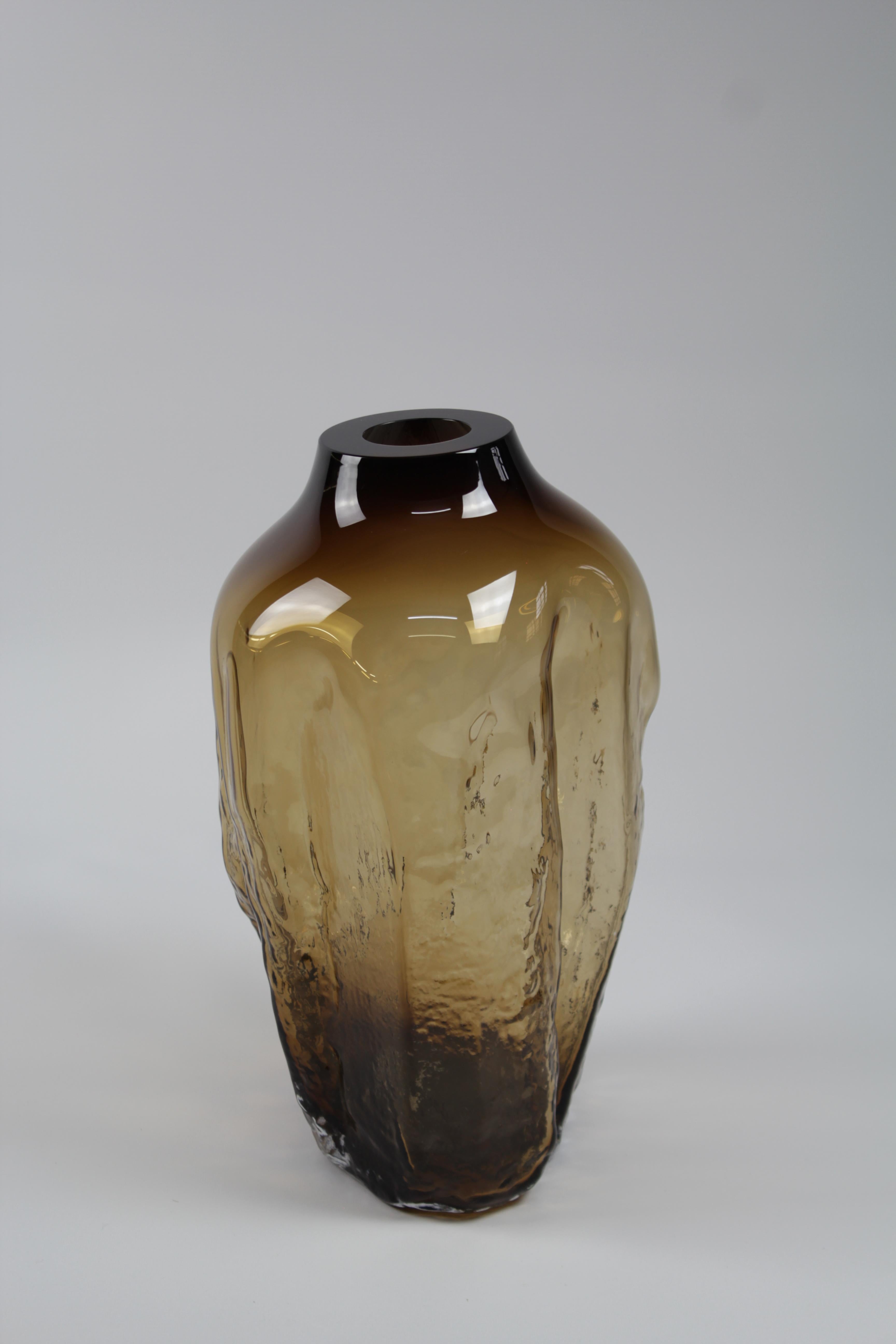 Sand Series

Fluid hot glass is blown into oilsand, imprinting its rough, crumbly textures 
to crystalize into a stone like object with a high brilliance.
This special moulding sand is mainly used in the casting industry.
Every glass object is