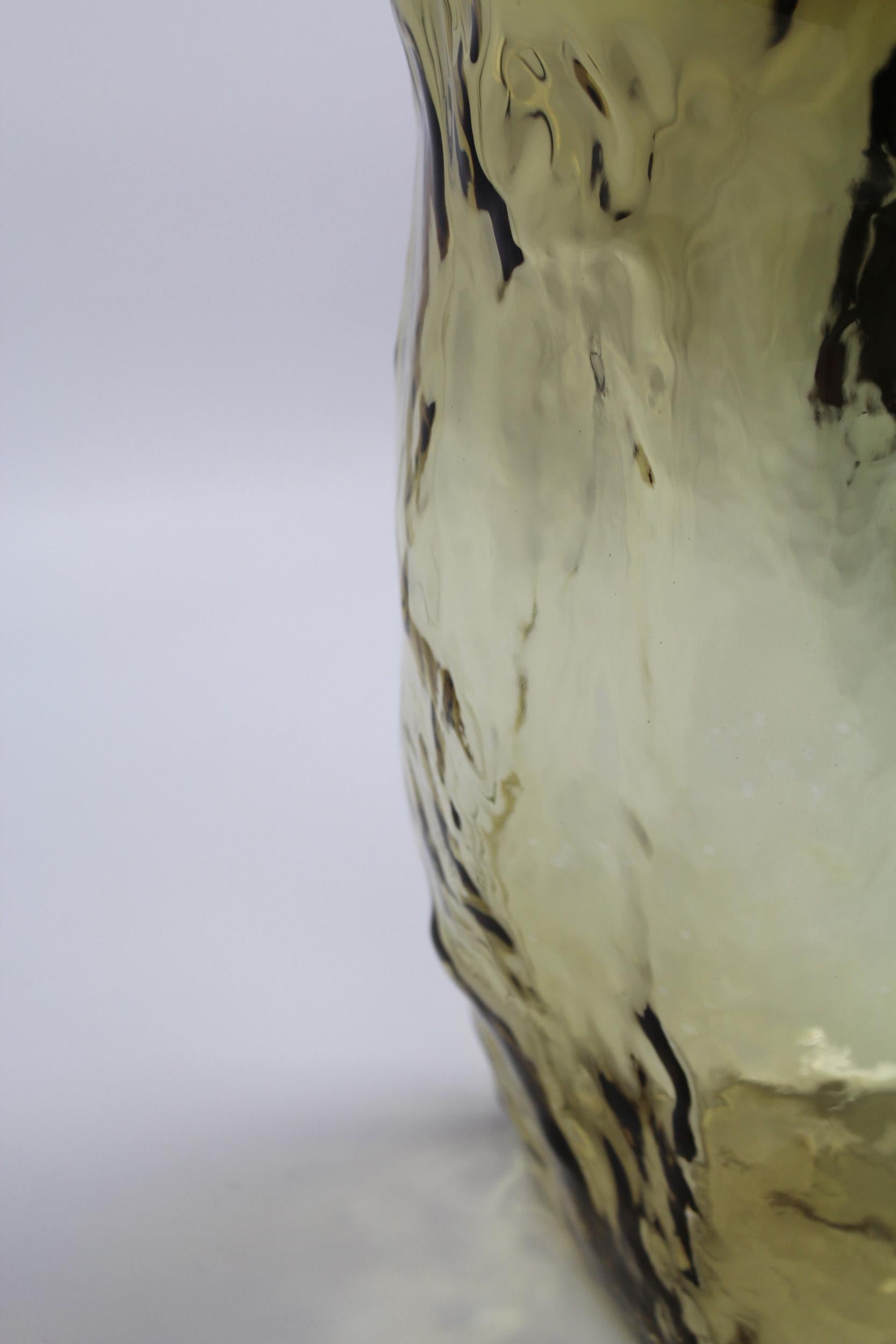 Handgefertigtes Glasobjekt aus der Sandserie, Olivgrün, Vogel Studio 2