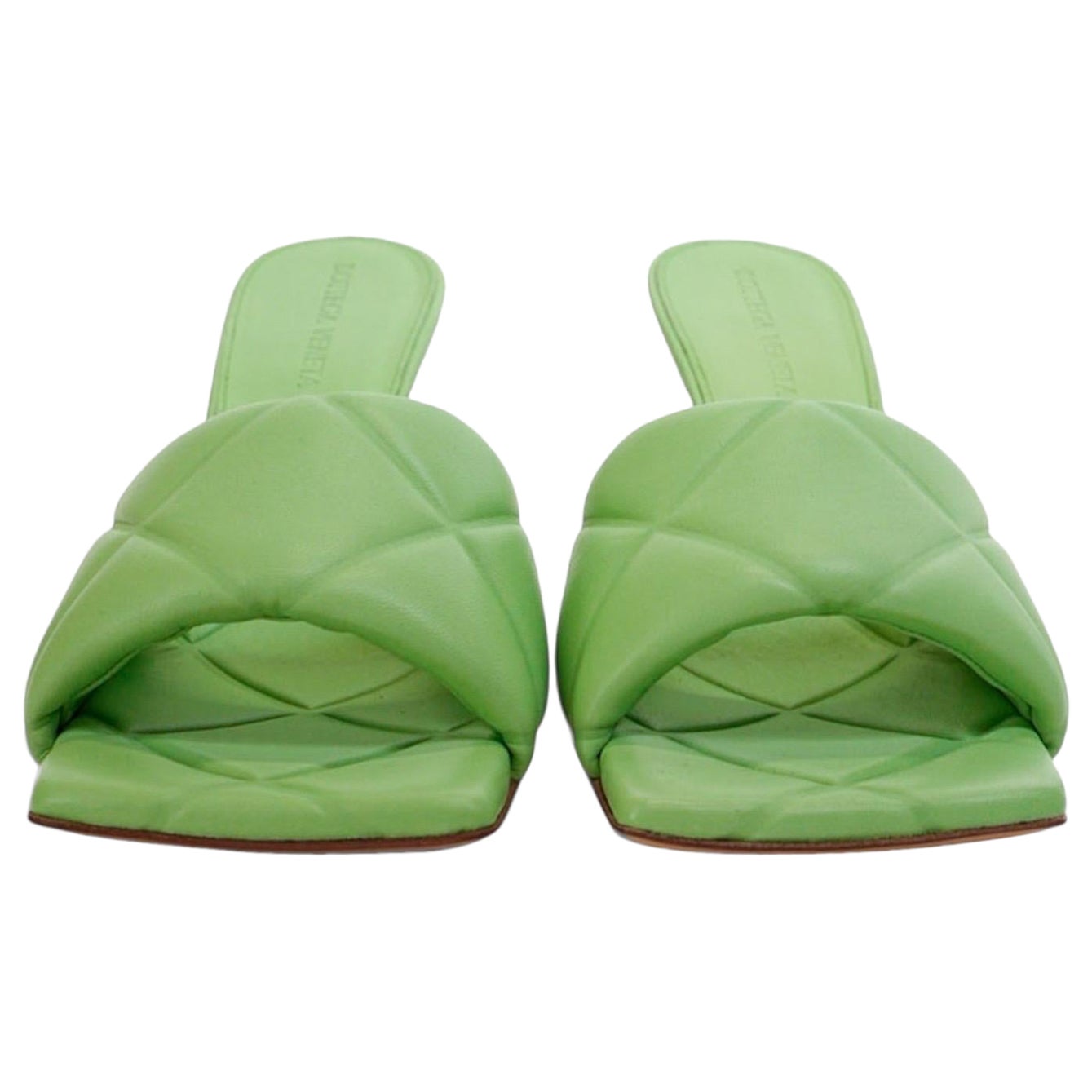 Sandalo firmato Bottega Veneta, modello Padded, numero 37,5. Réalisé en pelle dans la couleur verte, avec un tacco de 10 centimètres. Completo di dustbag e scatola, l'articolo si presenta in condizioni pari al nuovo.

Sandale Bottega Veneta, modèle