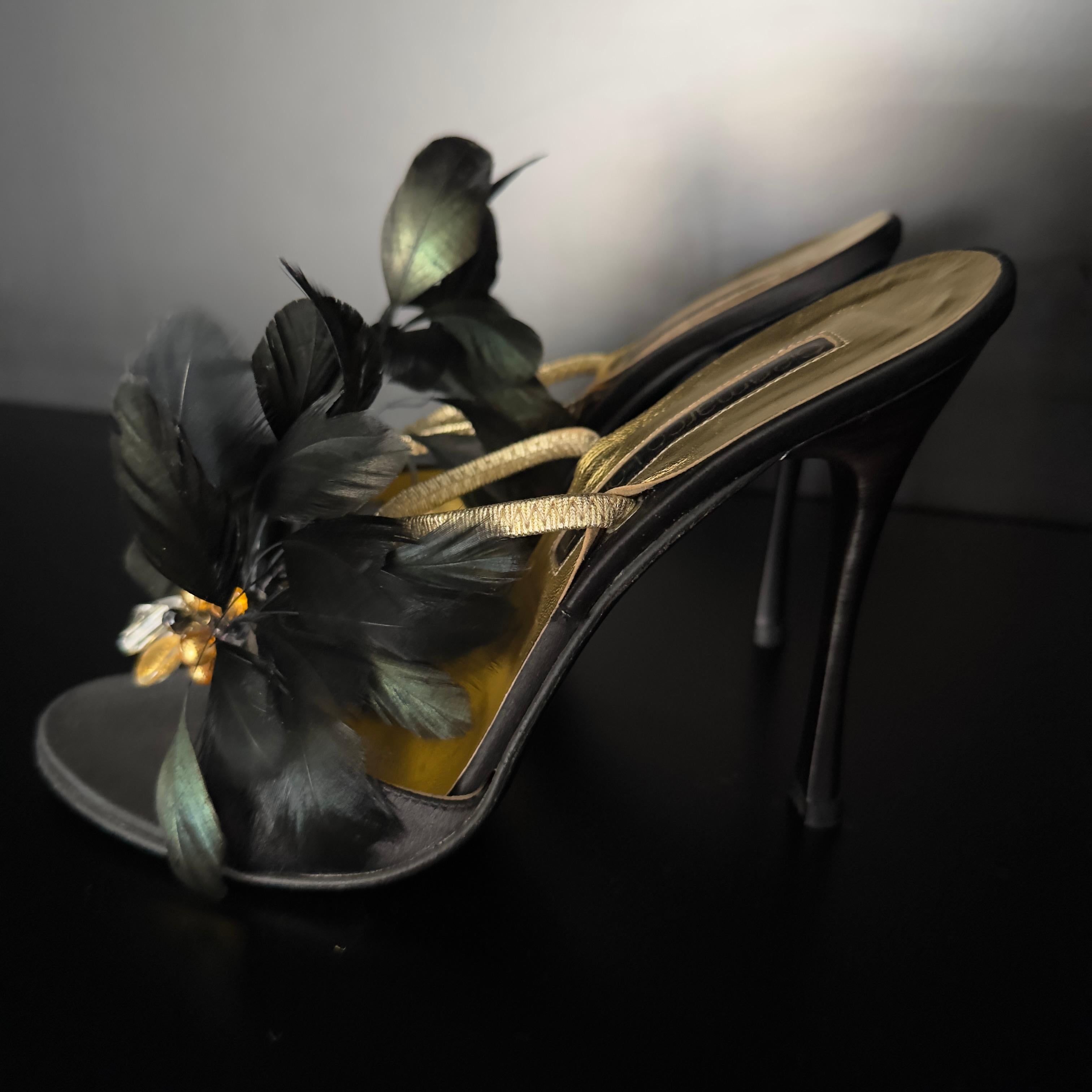 Gianmarco Lorenzi black satin sandal with gold instep strap.
Decorated with stones and feathers that set a chic and gritty tone. To be worn in all seasons, barefoot in summer or with socks in winter
Good general condition
Number 37
Heel 12cm sole