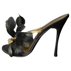 GianMarco Lorenzi sandalia con plumas 