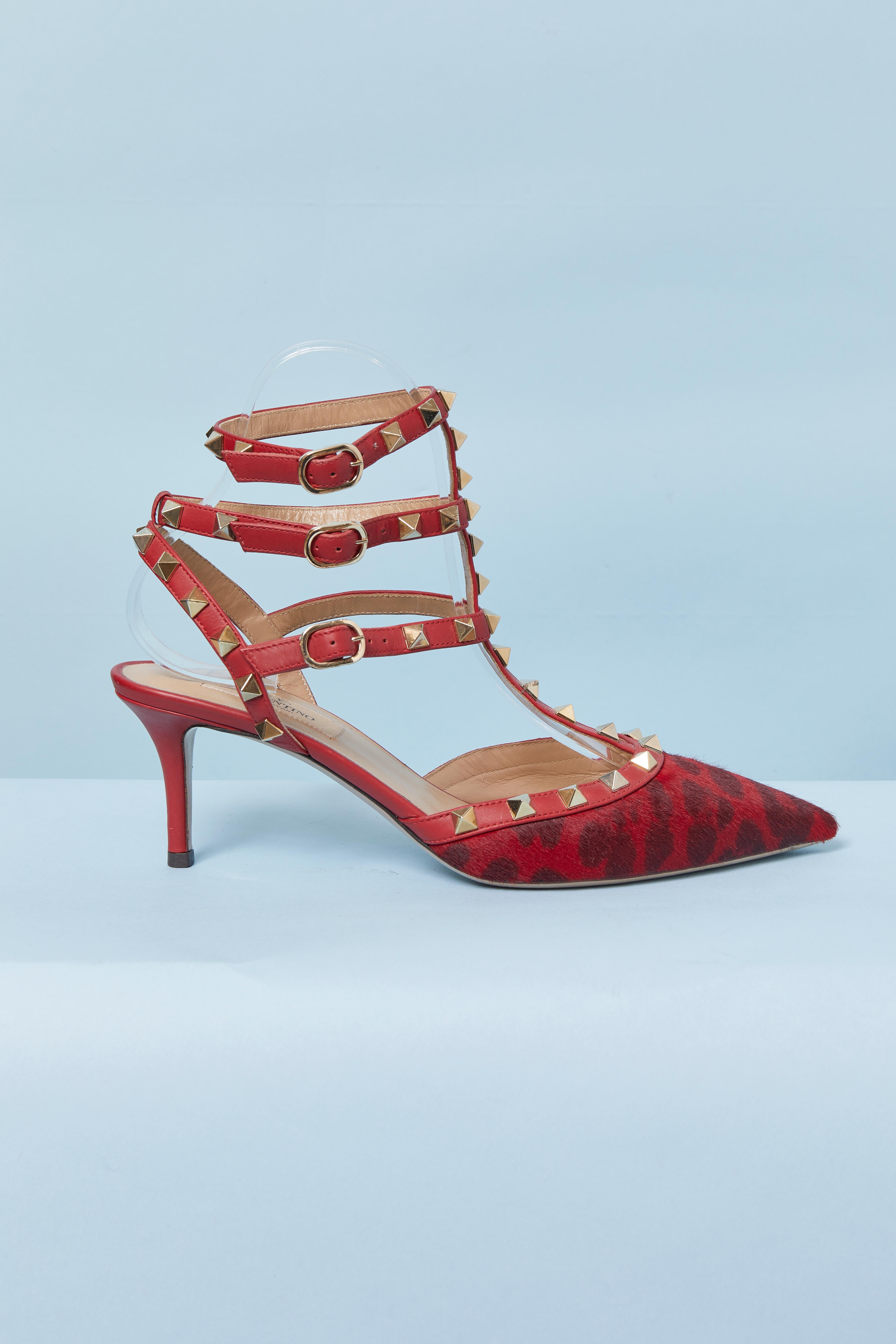 Sandals in printed fur, leather and studs. 3 buckle closure on the side.
Heel's height = 7cm
Shoe size = 38 ( It) 