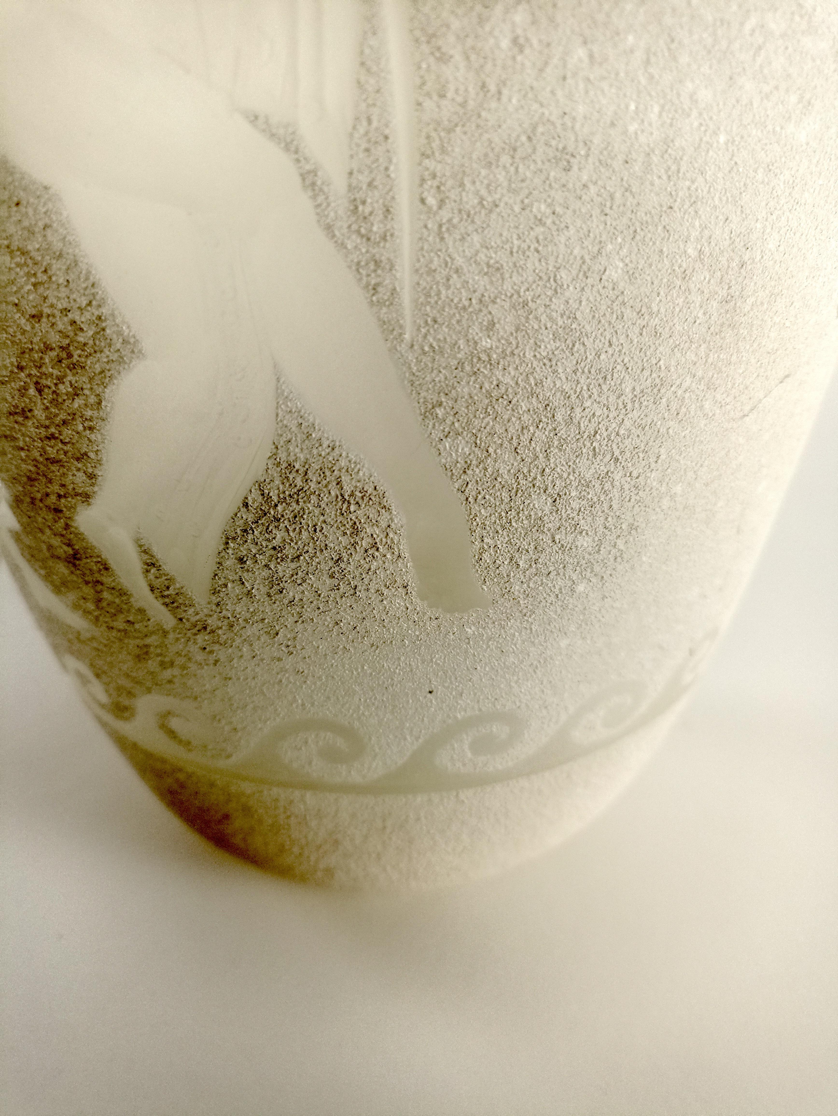 Sandgestrahlte und gravierte Vase, Fratelli Toso Murano - klassisches Thema - 1970 (Klassisch-griechisch) im Angebot