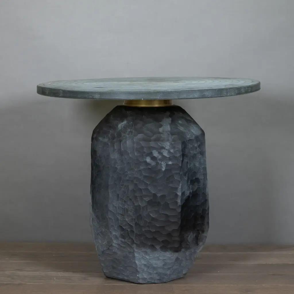 Avec sa forme géométrique audacieuse et sa silhouette sculpturale, cette table basse en verre s'impose comme une véritable œuvre d'art fonctionnelle.

La pièce présente une palette de couleurs raffinées et discrètes, entièrement réalisée en verre