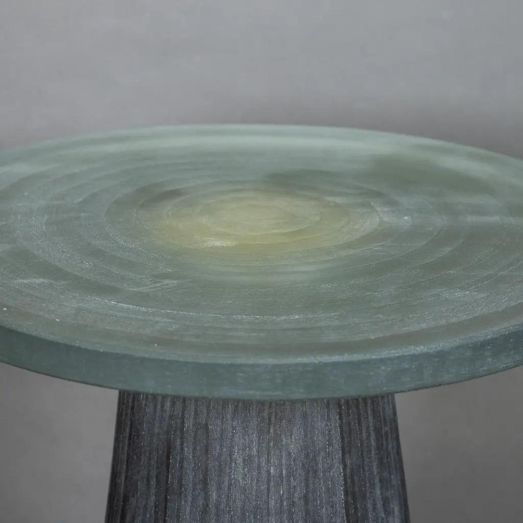 Avec sa forme géométrique audacieuse et sa silhouette sculpturale, cette table basse en verre sablé s'affirme comme une véritable œuvre d'art fonctionnelle.

La pièce présente une palette de couleurs raffinées et discrètes, entièrement réalisée en