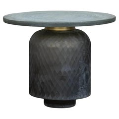 Table en verre sablé, couleurs subtiles et élégantes