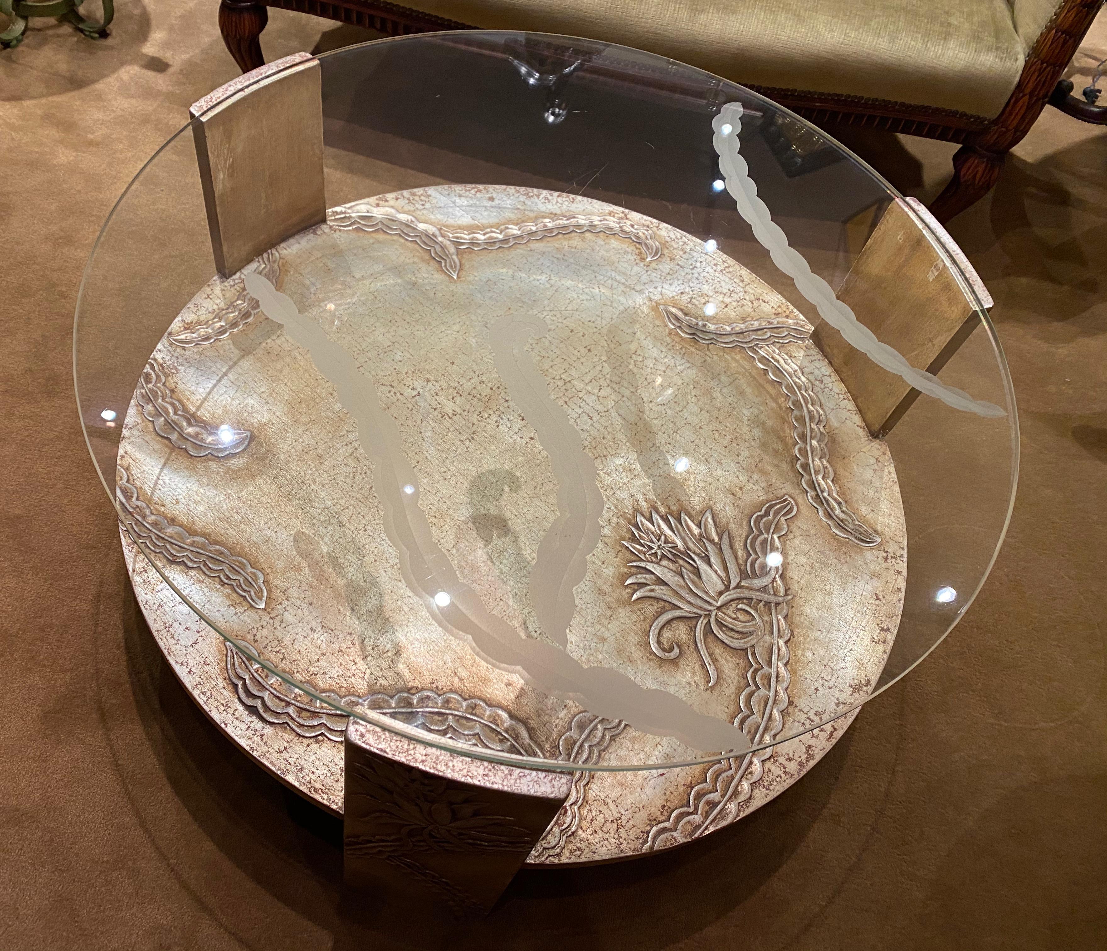 Art déco Table basse Art Déco à plateau en verre sablé Base en bois argenté en vente