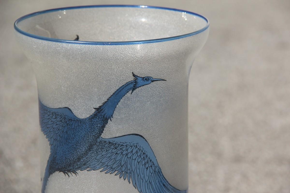 Vase en verre sablé avec cygnes gravés de couleur bleue Conception française 1970 signée E. Cris.