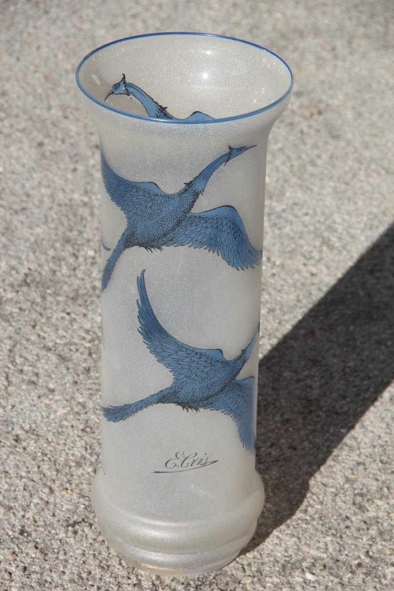 Verre d'art Vase en verre sablé avec cygnes gravés de couleur bleue, design français, 1970 en vente