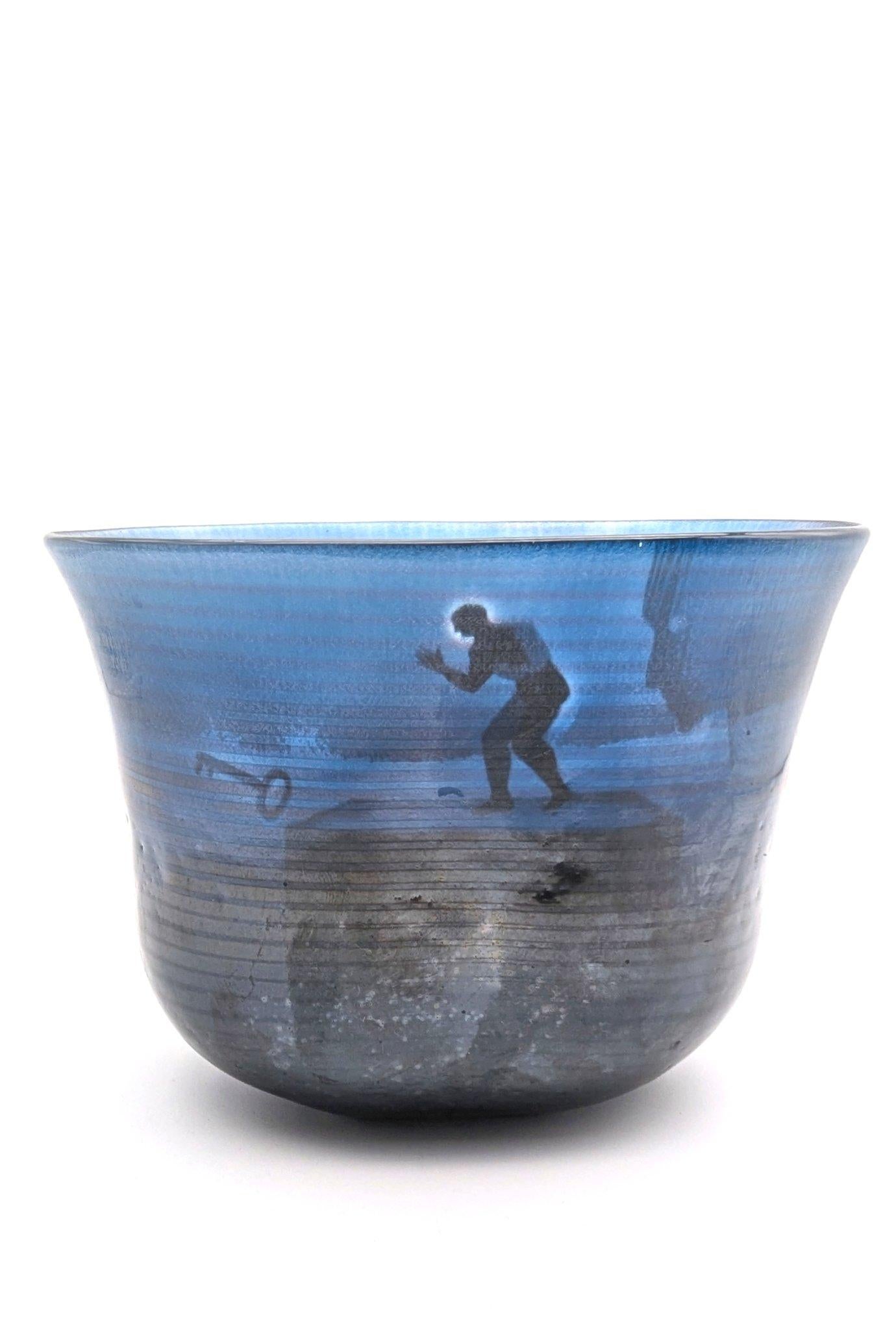 Vaso unico Kosta Boda sabbiato di Bertil Vallien, realizzato in Svezia nel 1991.  Un vaso in vetro blu soffiato e lavorato a mano con fili viola applicati. Sabbiato abilmente all'interno per formare una decorazione mistica e surreale che racconta