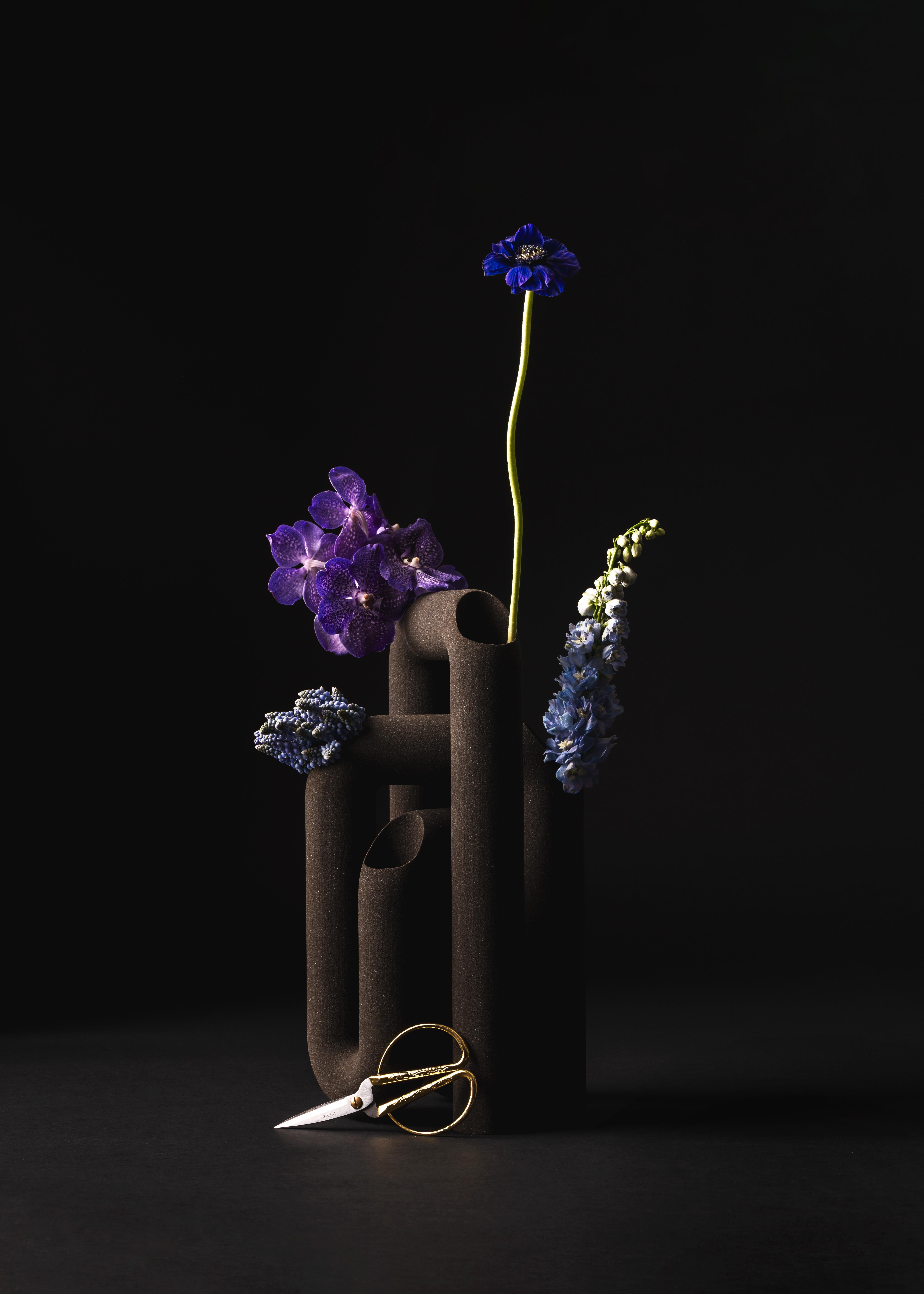 Vase Sandbloom de Francesc Gasch Studio
Dimensions : D 25 x L 25 x H 46,7 cm.
Matériaux : Quartz imprimé en 3D.

Des finitions personnalisées sont disponibles sur demande. Veuillez nous contacter.

Après Sandle, une série de bougeoirs imprimés dans