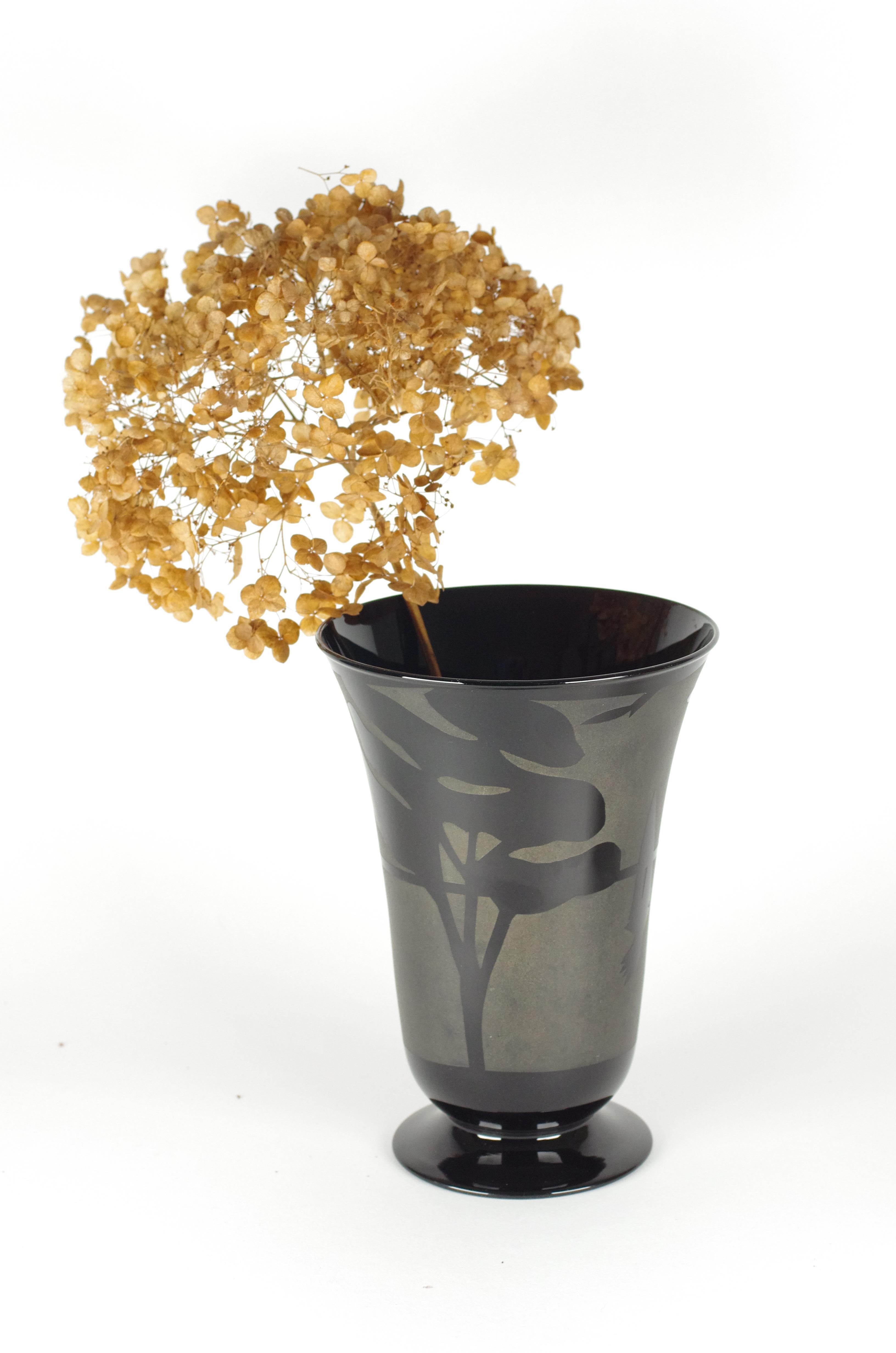 Description du produit :
Ce vase à pied évasé est d'origine inconnue, aucune marque n'apparaît sur le vase révélant son lieu de naissance. Il y a grosso modo deux options, il est soit bohémien, soit belge (des usines Doyen ou Booms). J'ai contacté