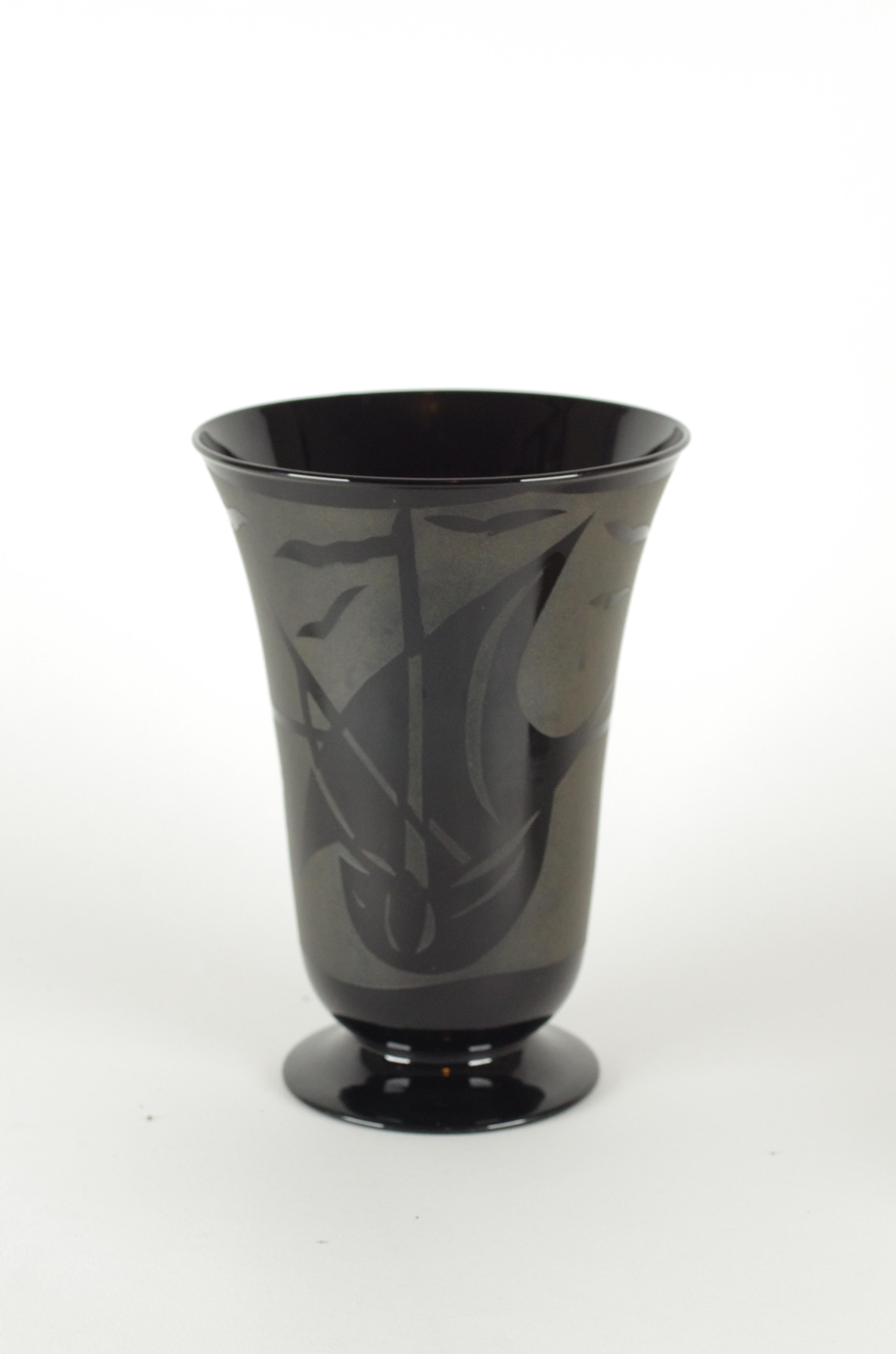 Européen Vase en verre noir sablé - style bohème en vente
